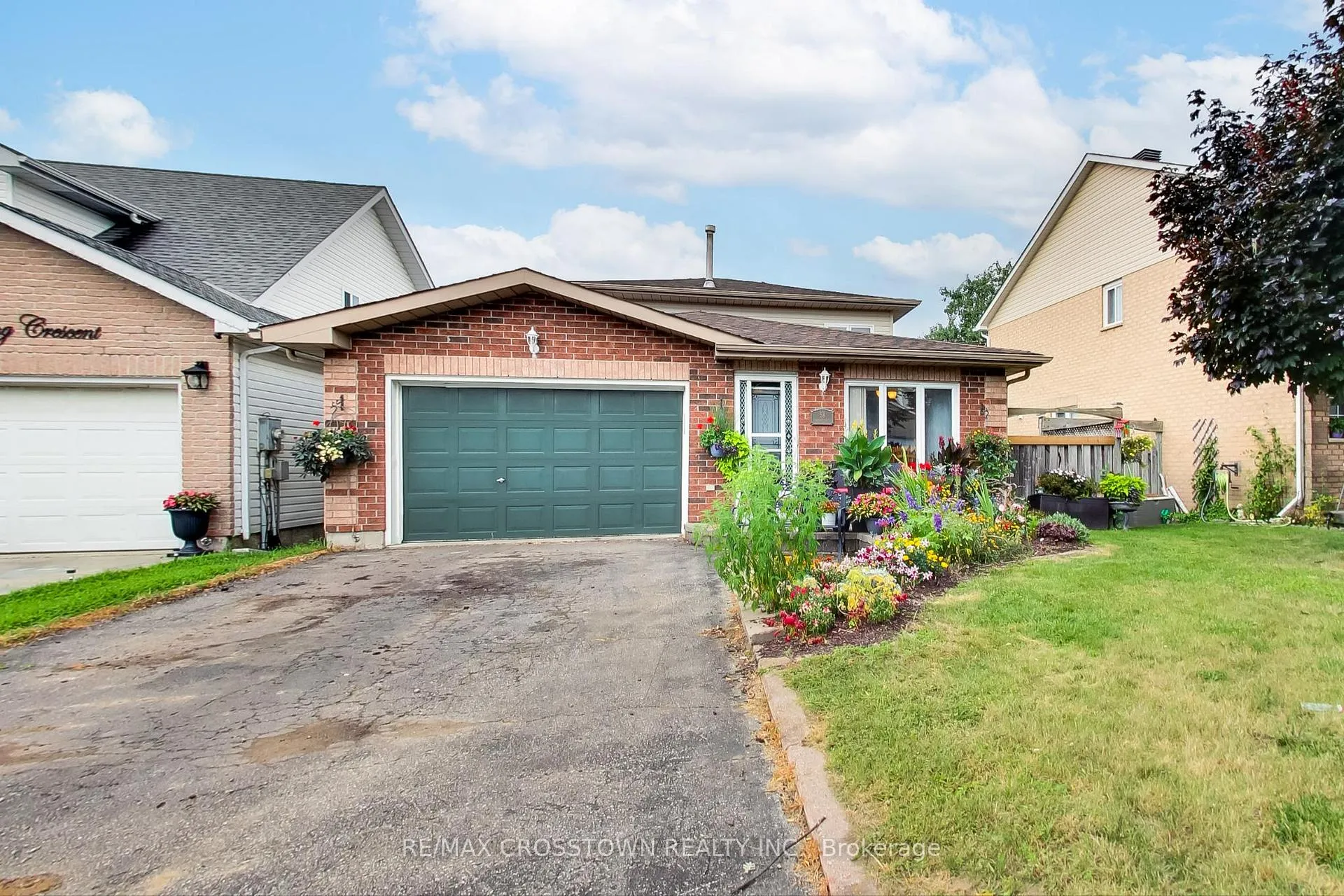 Photo 2 of 58 Downing Crescent, Barrie, Holly — HOMEH