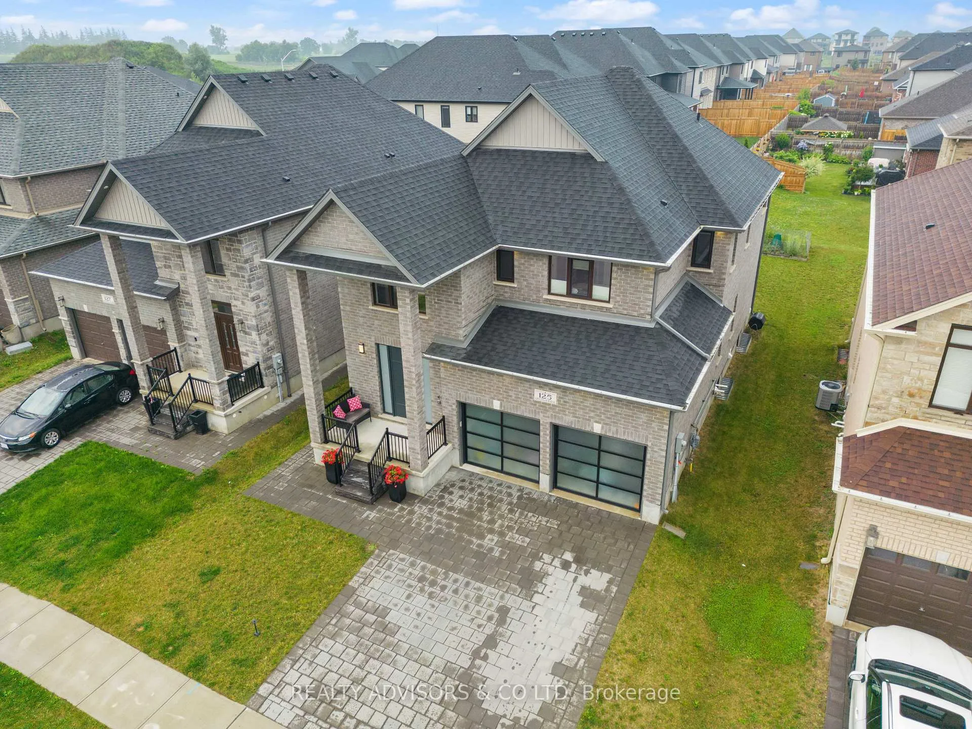Photo 2 of 125 Savannah Ridge Drive, Brant, Paris — HOMEH