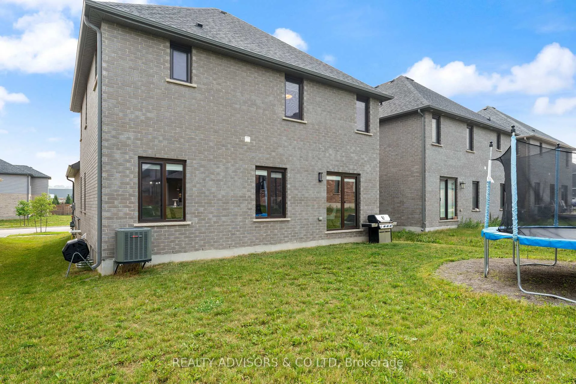 Photo 10 of 125 Savannah Ridge Drive, Brant, Paris — HOMEH