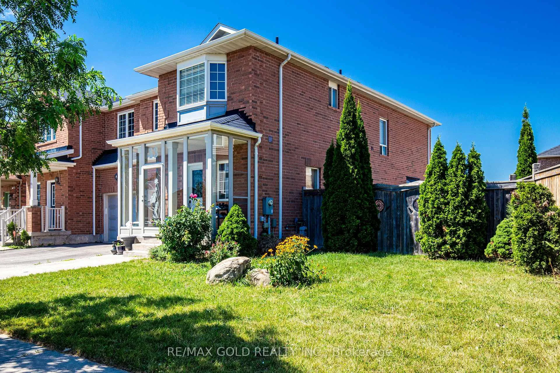Photo 3 of 43 Personna Circle, Brampton, Credit Valley — HOMEH