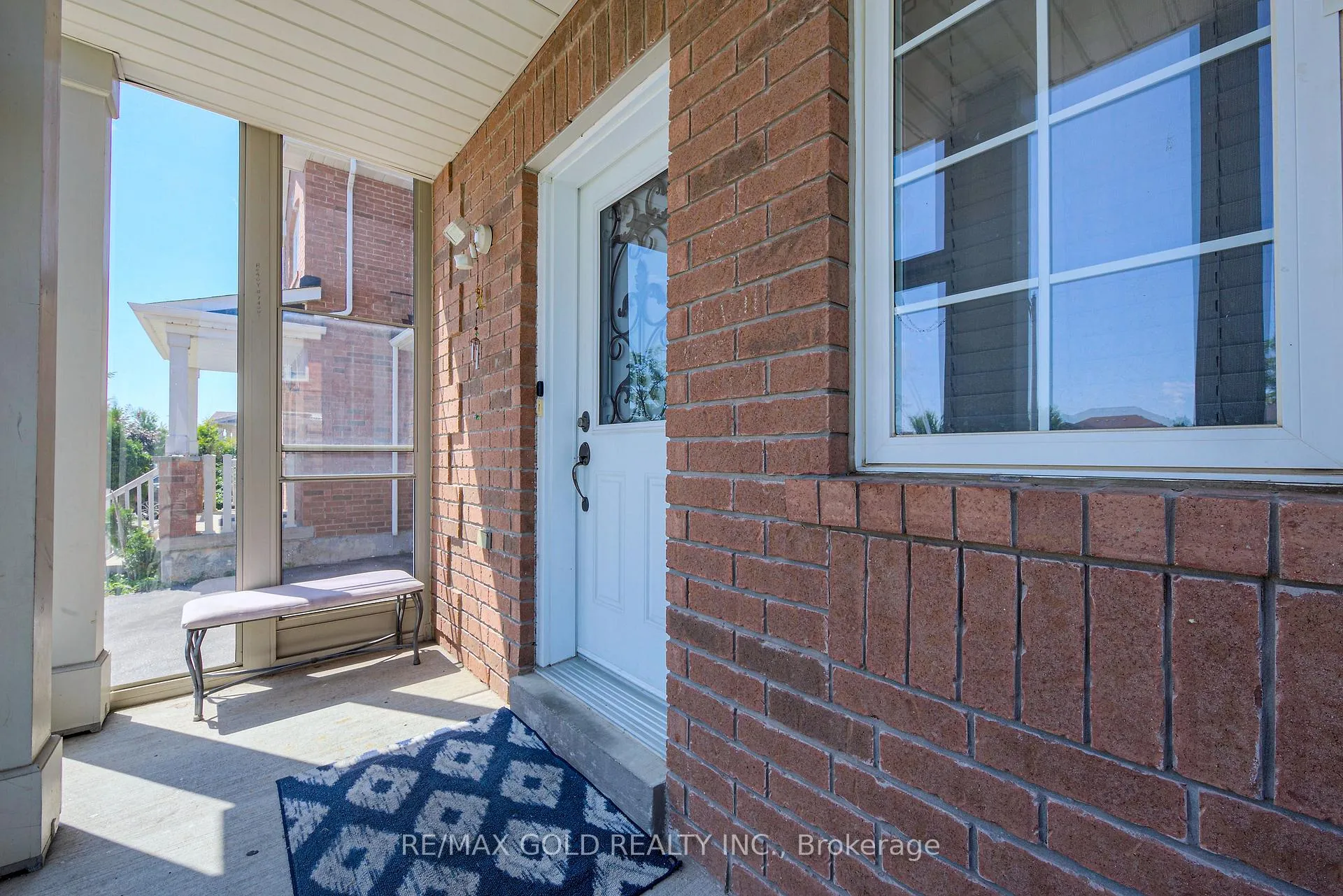 Photo 4 of 43 Personna Circle, Brampton, Credit Valley — HOMEH