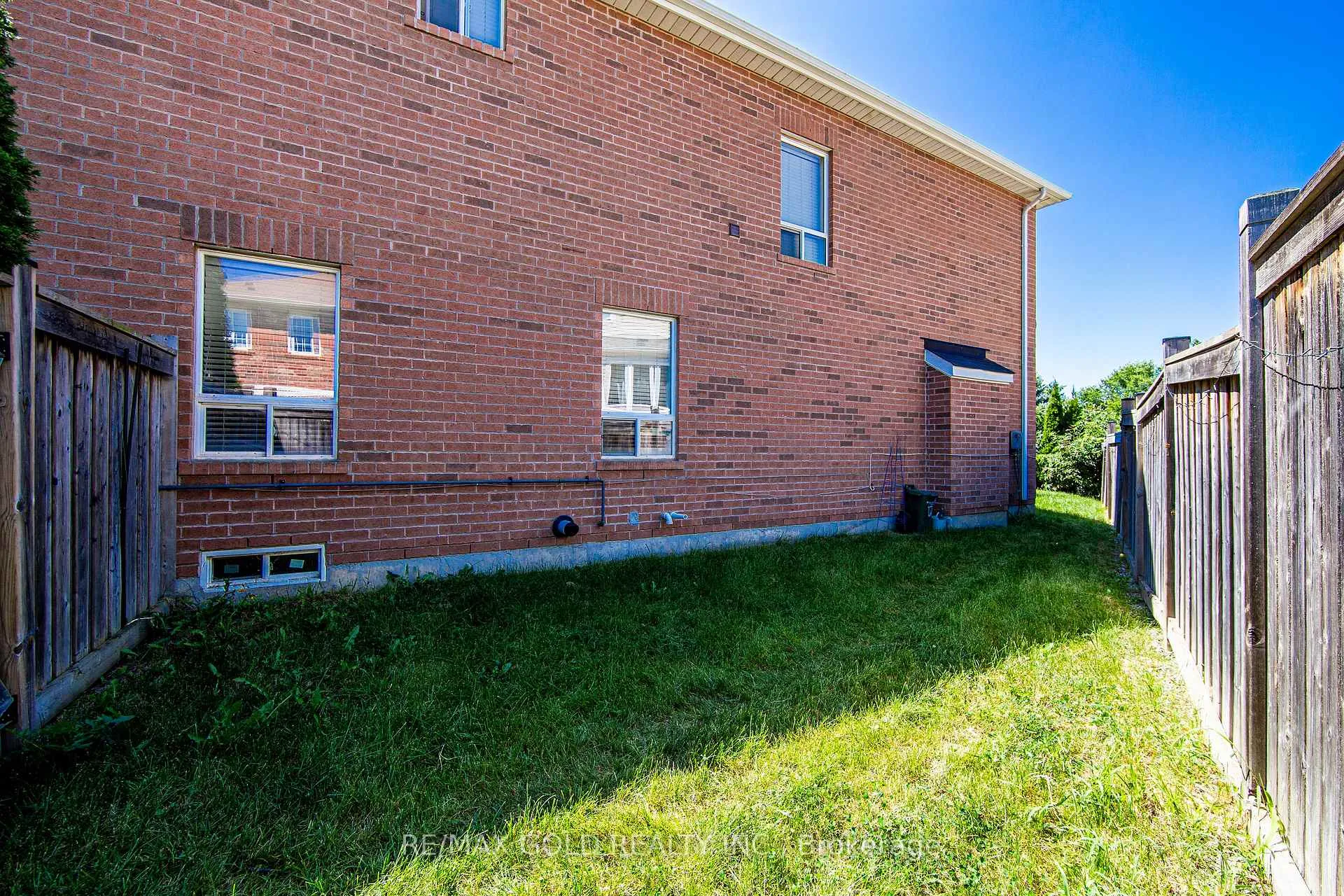 Photo 39 of 43 Personna Circle, Brampton, Credit Valley — HOMEH