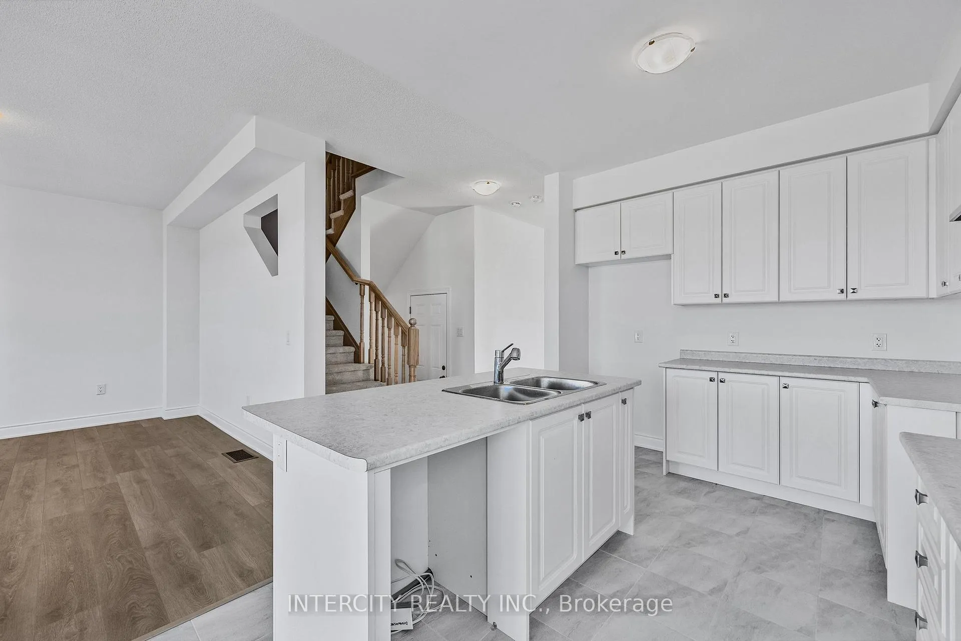 Photo 13 of 1 Mission Street, Wasaga Beach — HOMEH