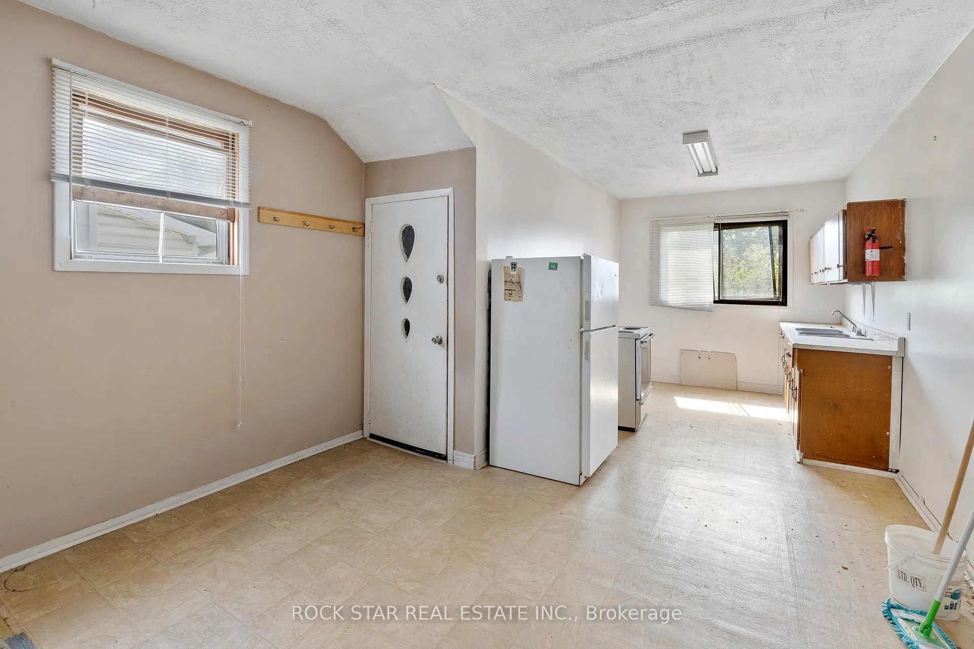 Photo 9 of 1171 Albert Road, Windsor — HOMEH