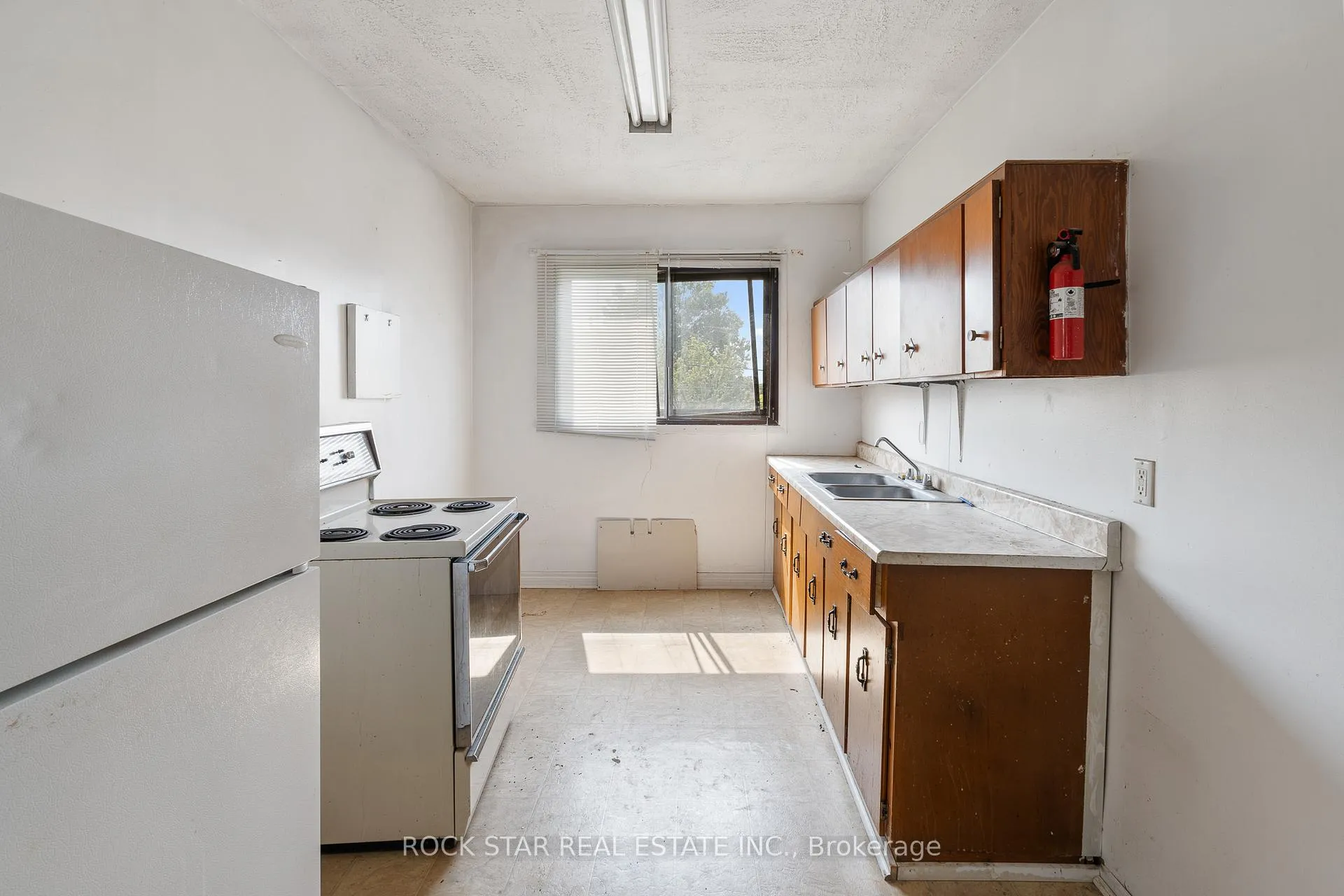 Photo 10 of 1171 Albert Road, Windsor — HOMEH