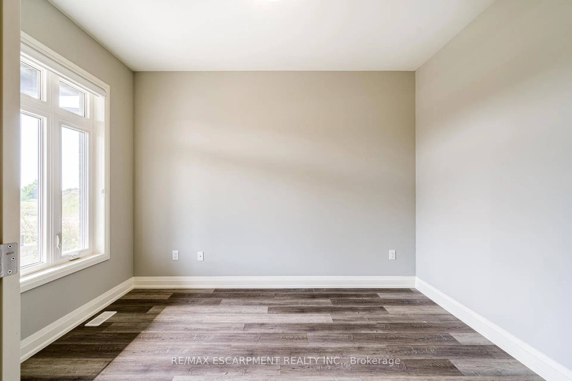 Photo 4 of 219 Klein Circle, Hamilton, Ancaster — HOMEH