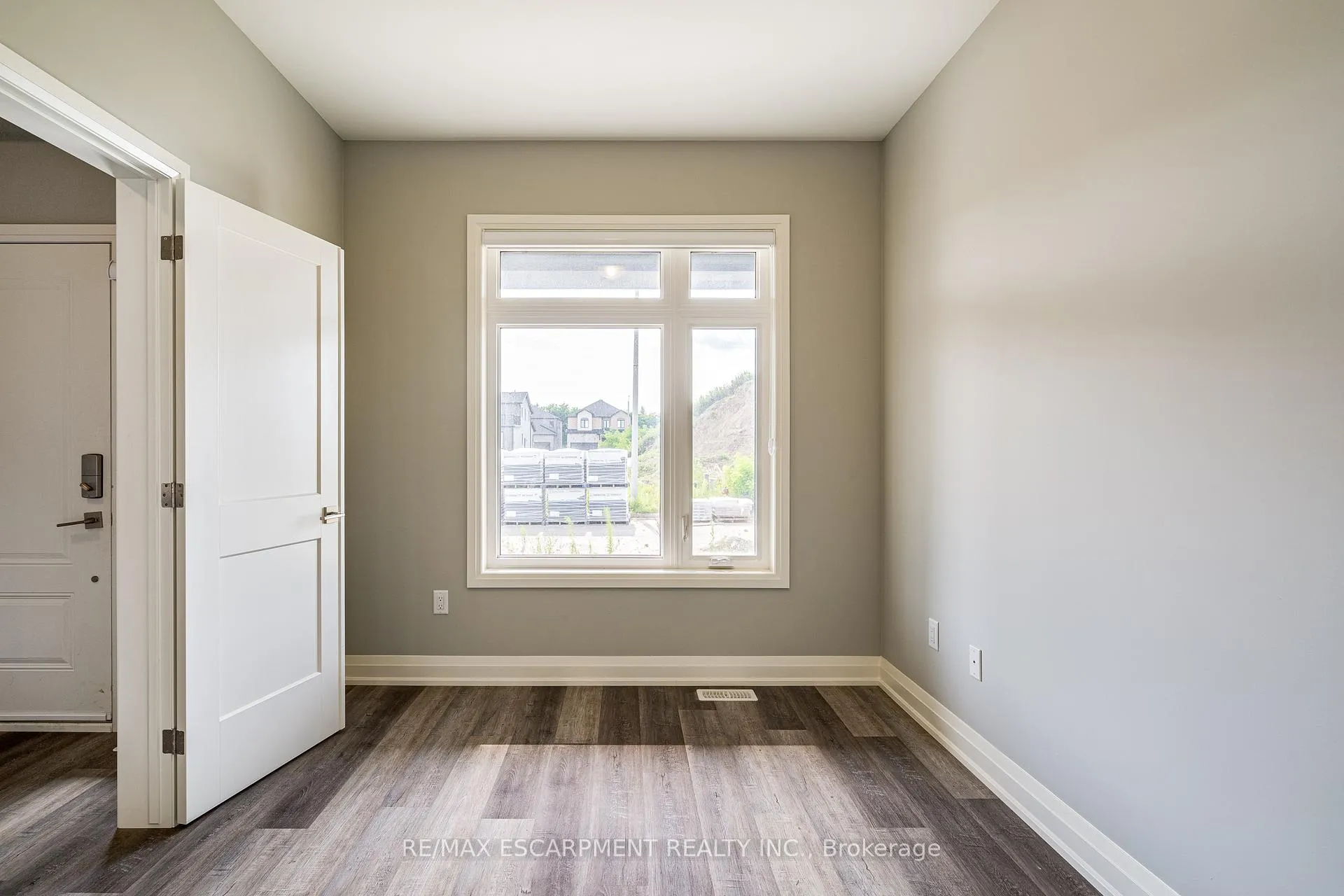 Photo 5 of 219 Klein Circle, Hamilton, Ancaster — HOMEH