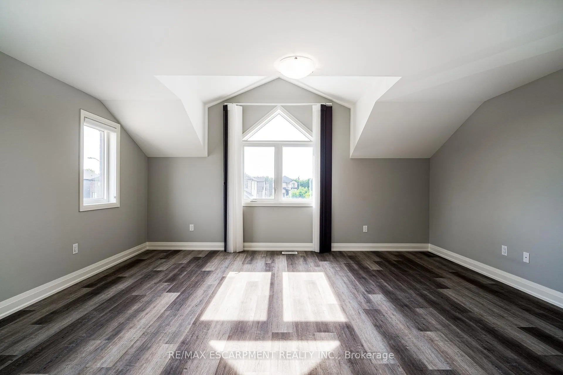 Photo 31 of 219 Klein Circle, Hamilton, Ancaster — HOMEH