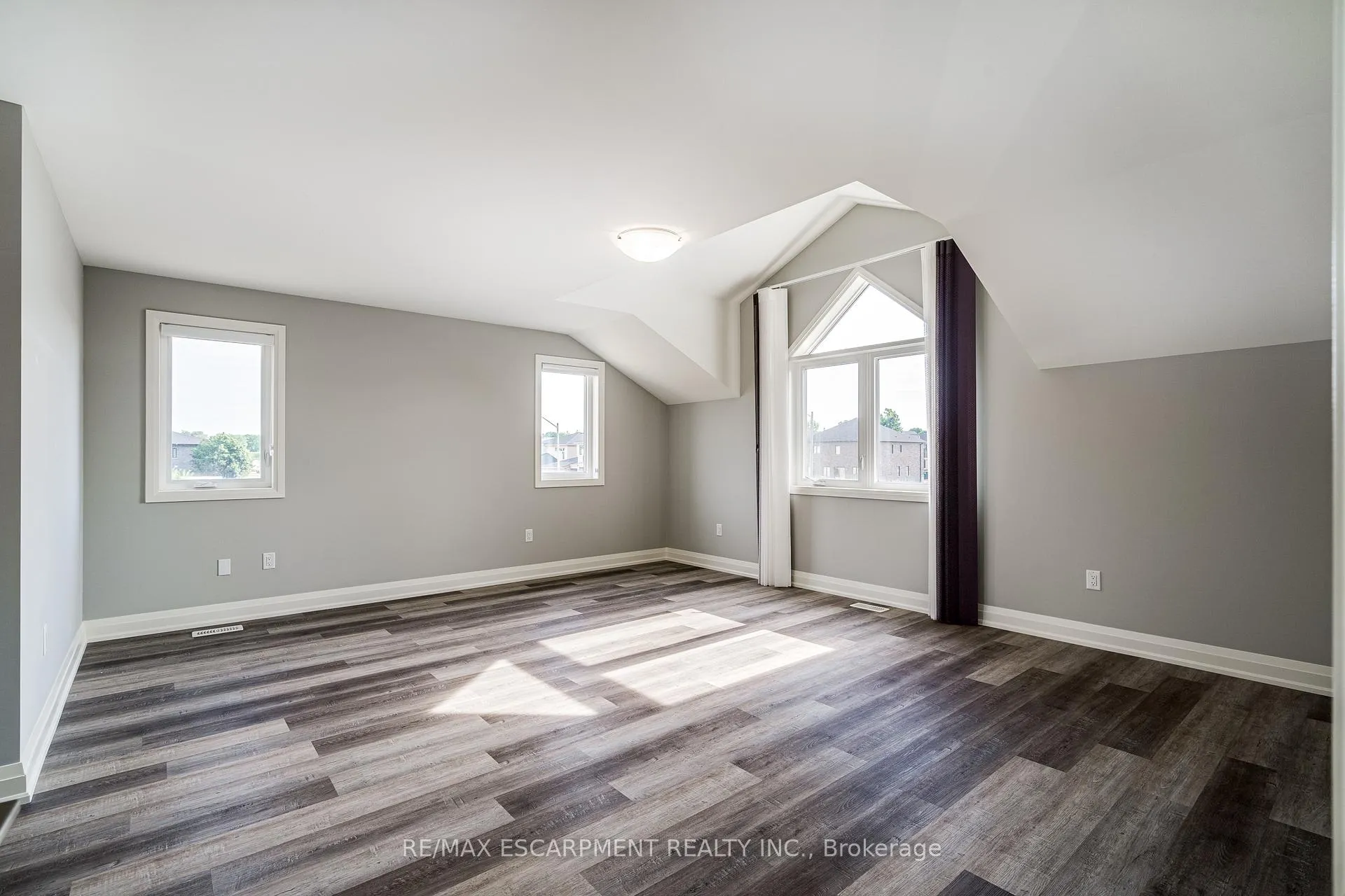 Photo 32 of 219 Klein Circle, Hamilton, Ancaster — HOMEH