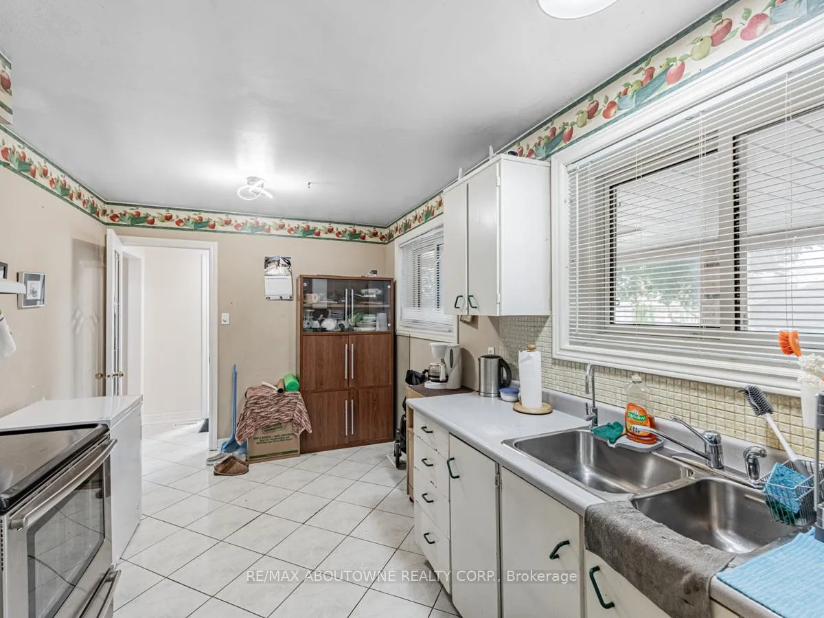 Photo 13 of 39 Northwood Drive, Brampton, Northwood Park — HOMEH