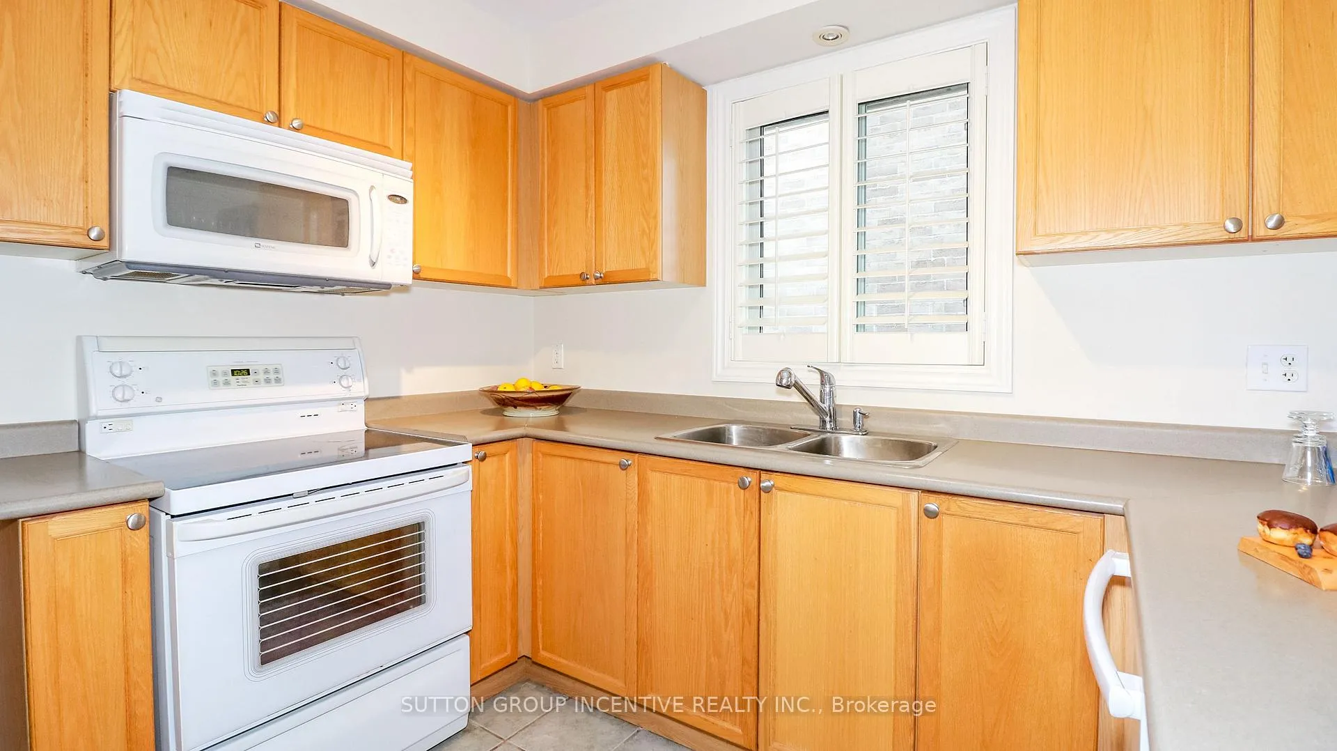 Photo 8 of 137 Dean Avenue, Barrie, Painswick South — HOMEH