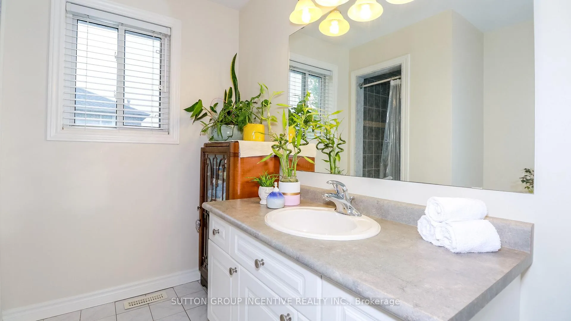 Photo 15 of 137 Dean Avenue, Barrie, Painswick South — HOMEH
