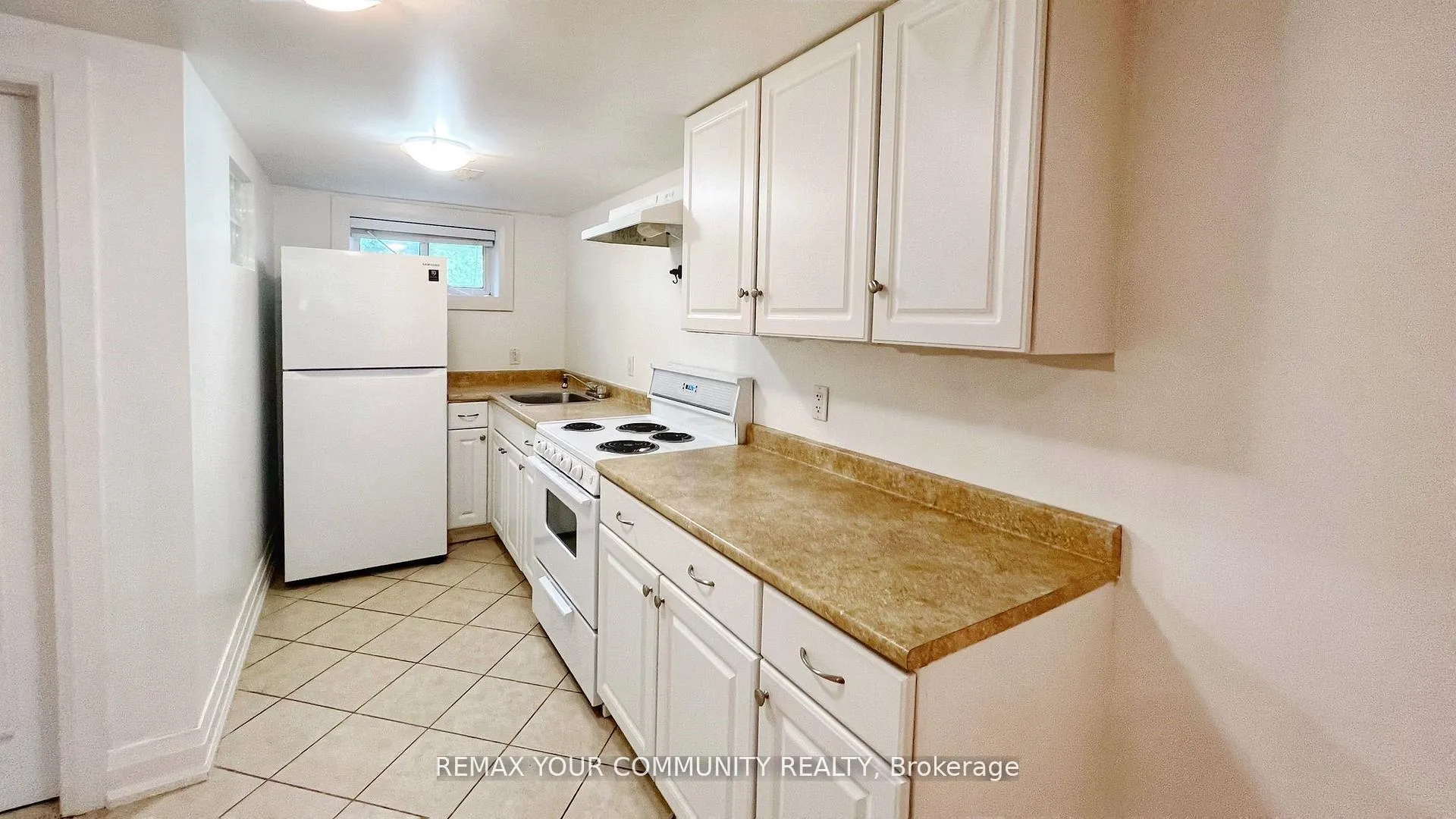 Photo 4 of Unit Lower, 32 Collins Crescent, Aurora, Aurora Heights — HOMEH