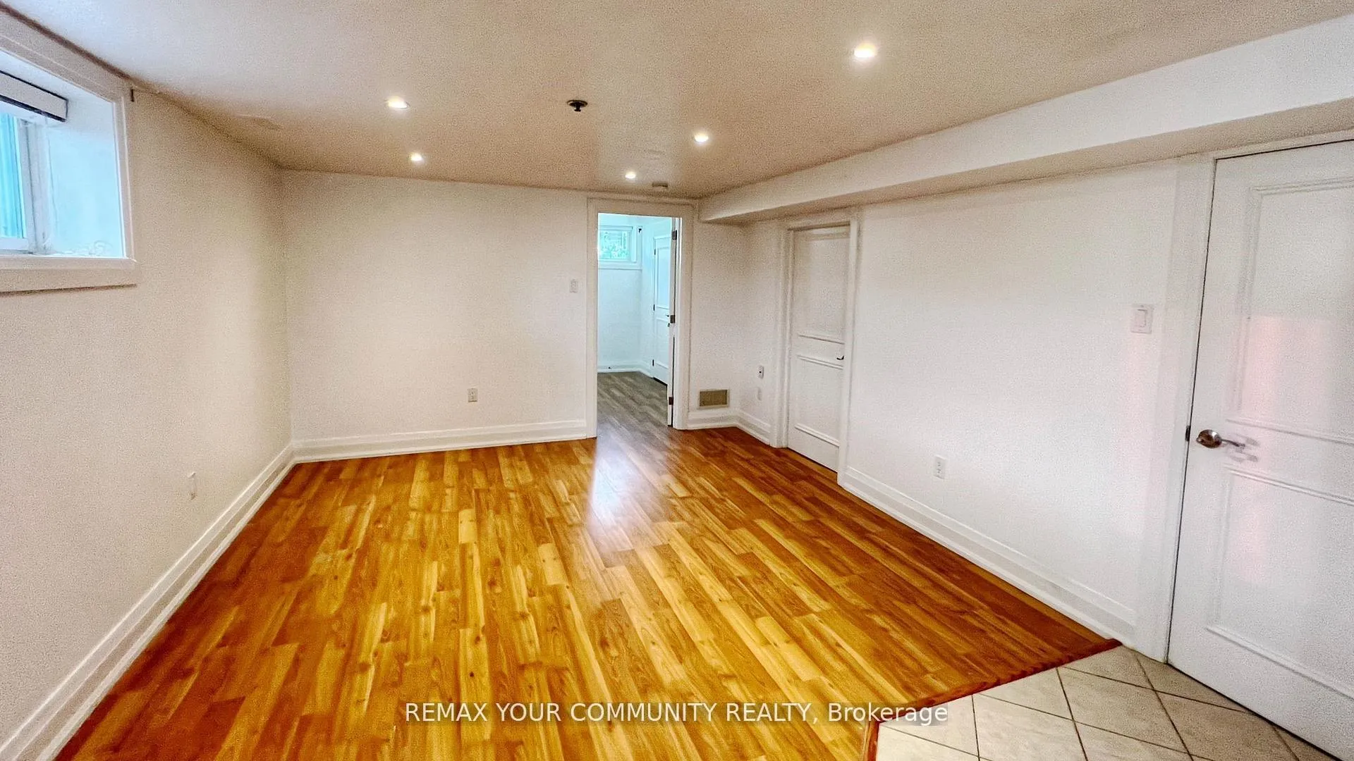 Photo 5 of Unit Lower, 32 Collins Crescent, Aurora, Aurora Heights — HOMEH