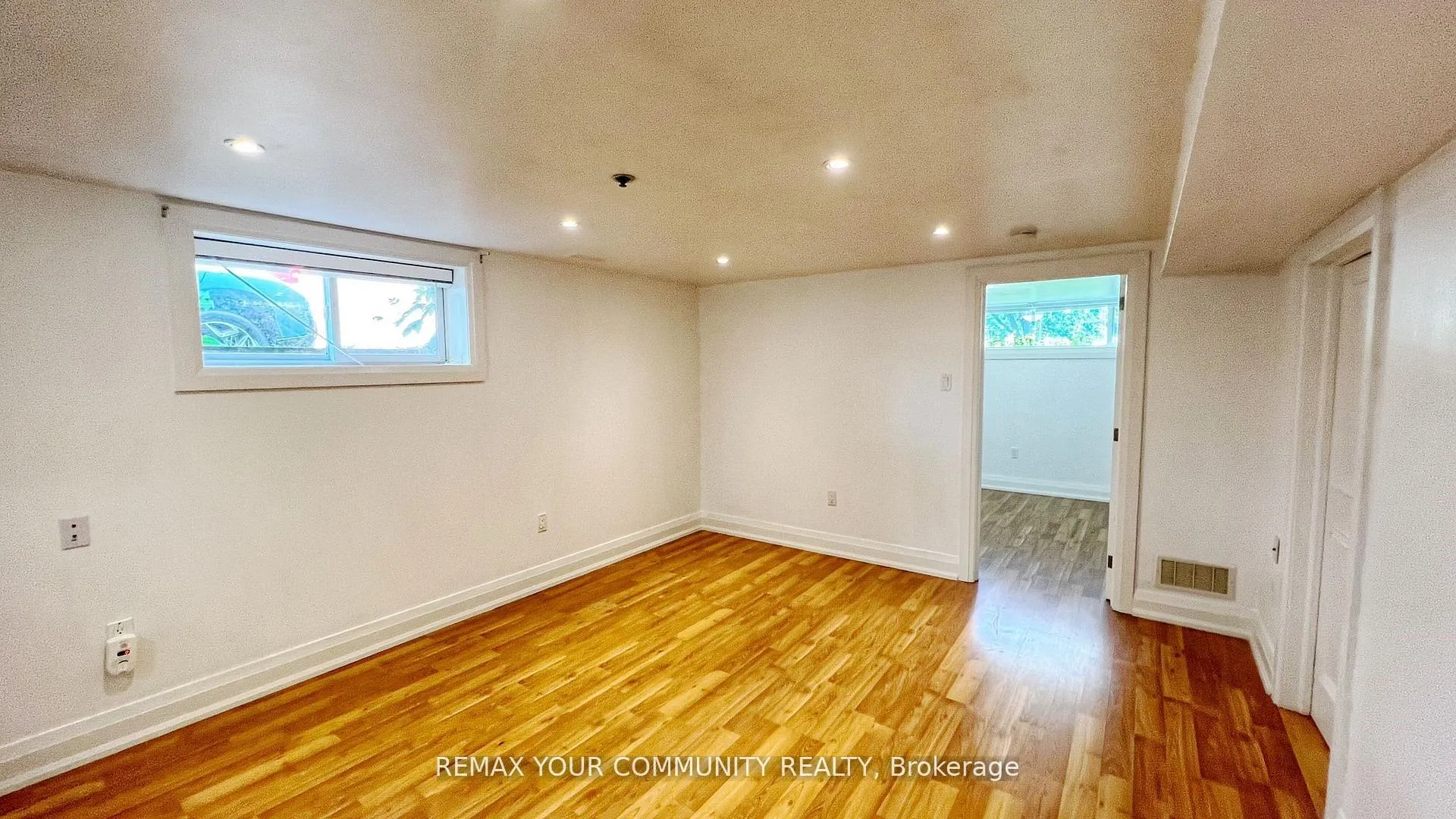 Photo 6 of Unit Lower, 32 Collins Crescent, Aurora, Aurora Heights — HOMEH