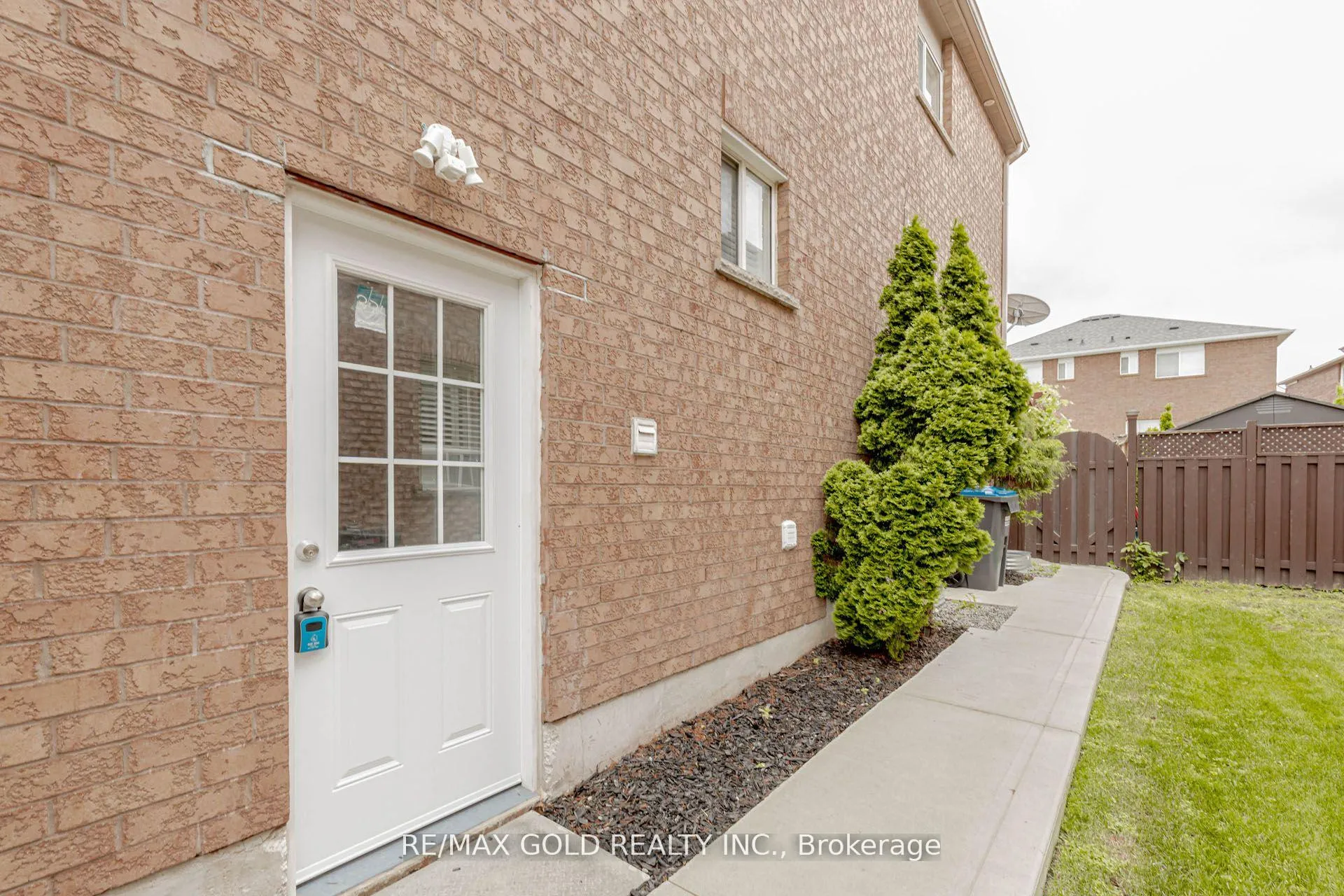 Photo 3 of Unit Basement, 71 Pertosa Drive, Brampton, Fletcher's Meadow — HOMEH