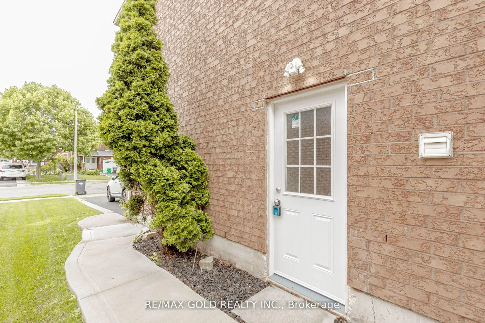 Photo 4 of Unit Basement, 71 Pertosa Drive, Brampton, Fletcher's Meadow — HOMEH