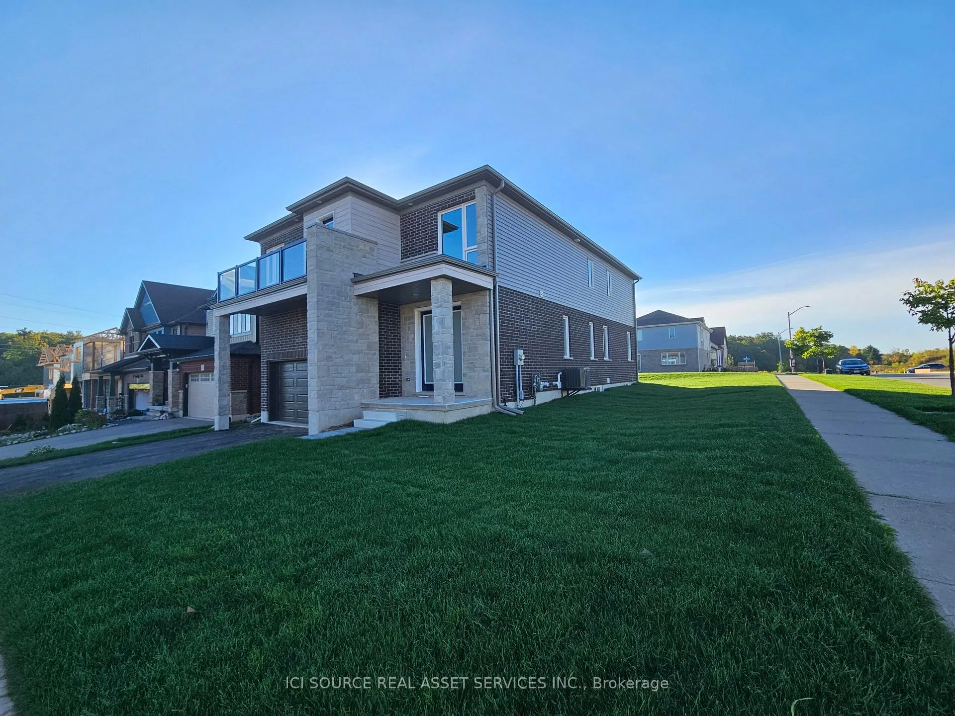 Photo 2 of 31 Rockcliffe Drive, Kitchener — HOMEH