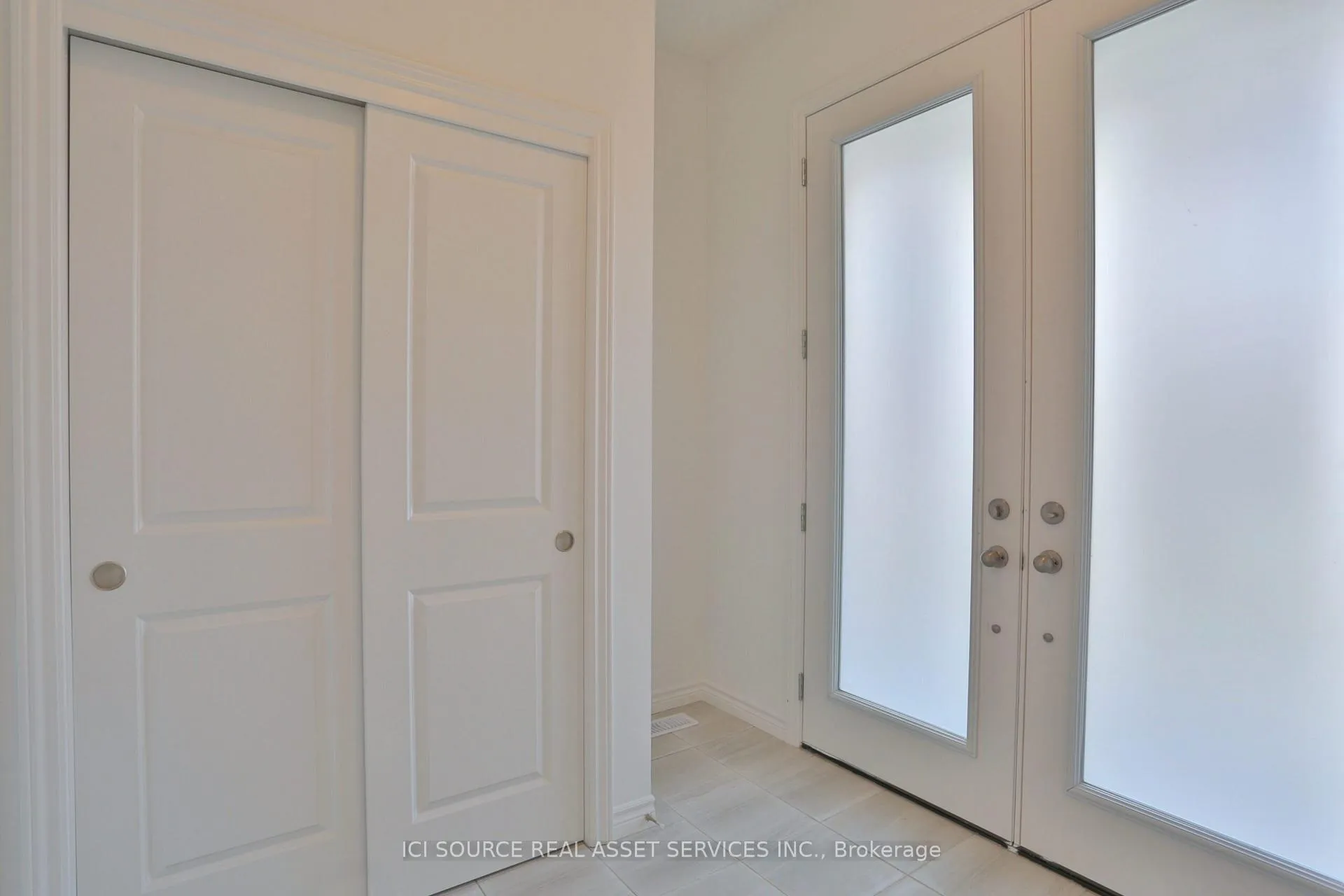Photo 3 of 31 Rockcliffe Drive, Kitchener — HOMEH
