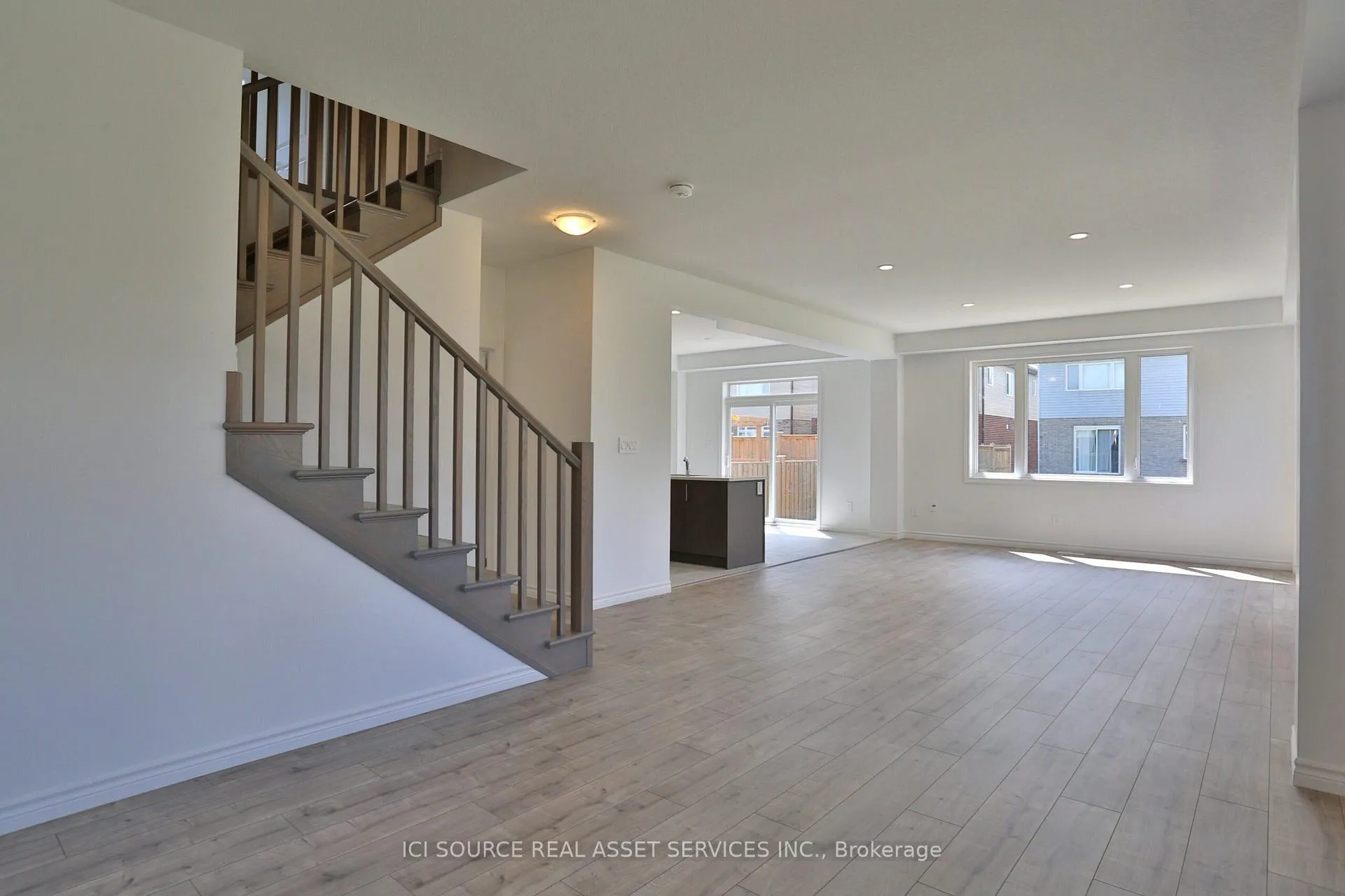 Photo 4 of 31 Rockcliffe Drive, Kitchener — HOMEH