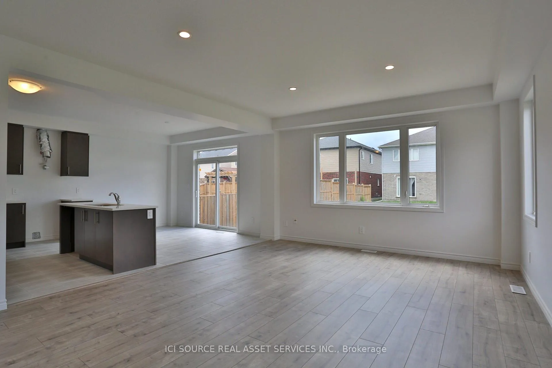 Photo 7 of 31 Rockcliffe Drive, Kitchener — HOMEH