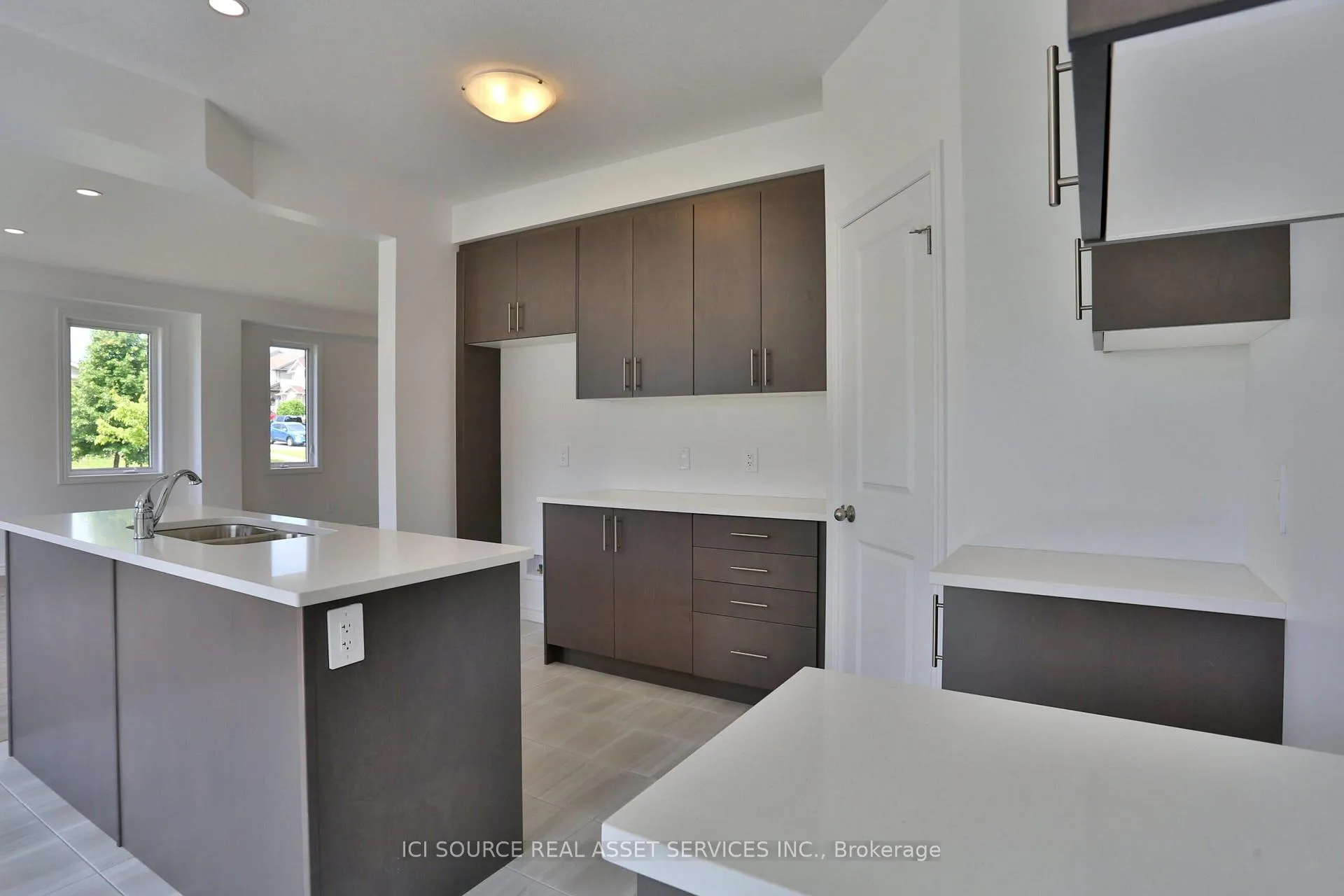 Photo 8 of 31 Rockcliffe Drive, Kitchener — HOMEH