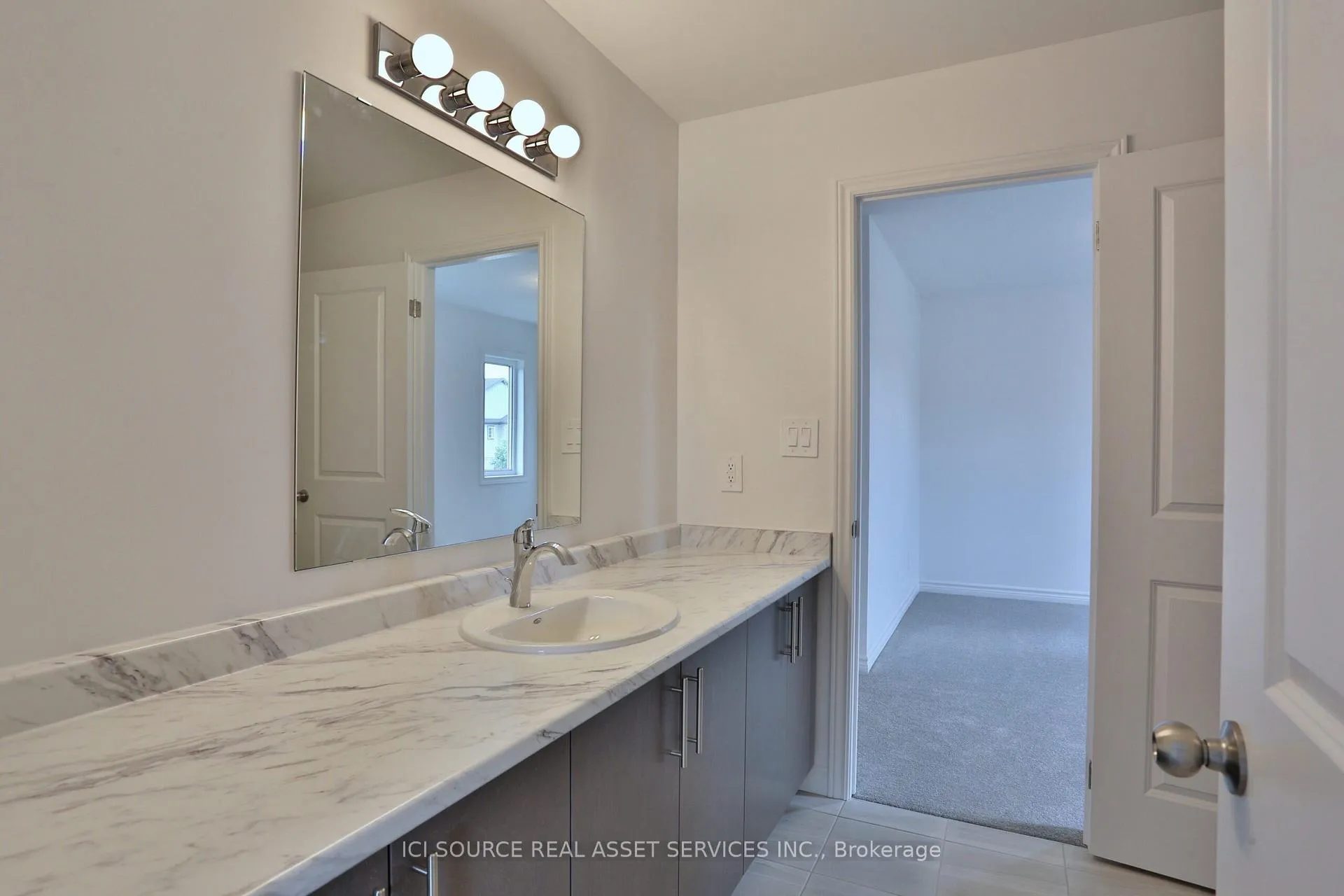 Photo 13 of 31 Rockcliffe Drive, Kitchener — HOMEH