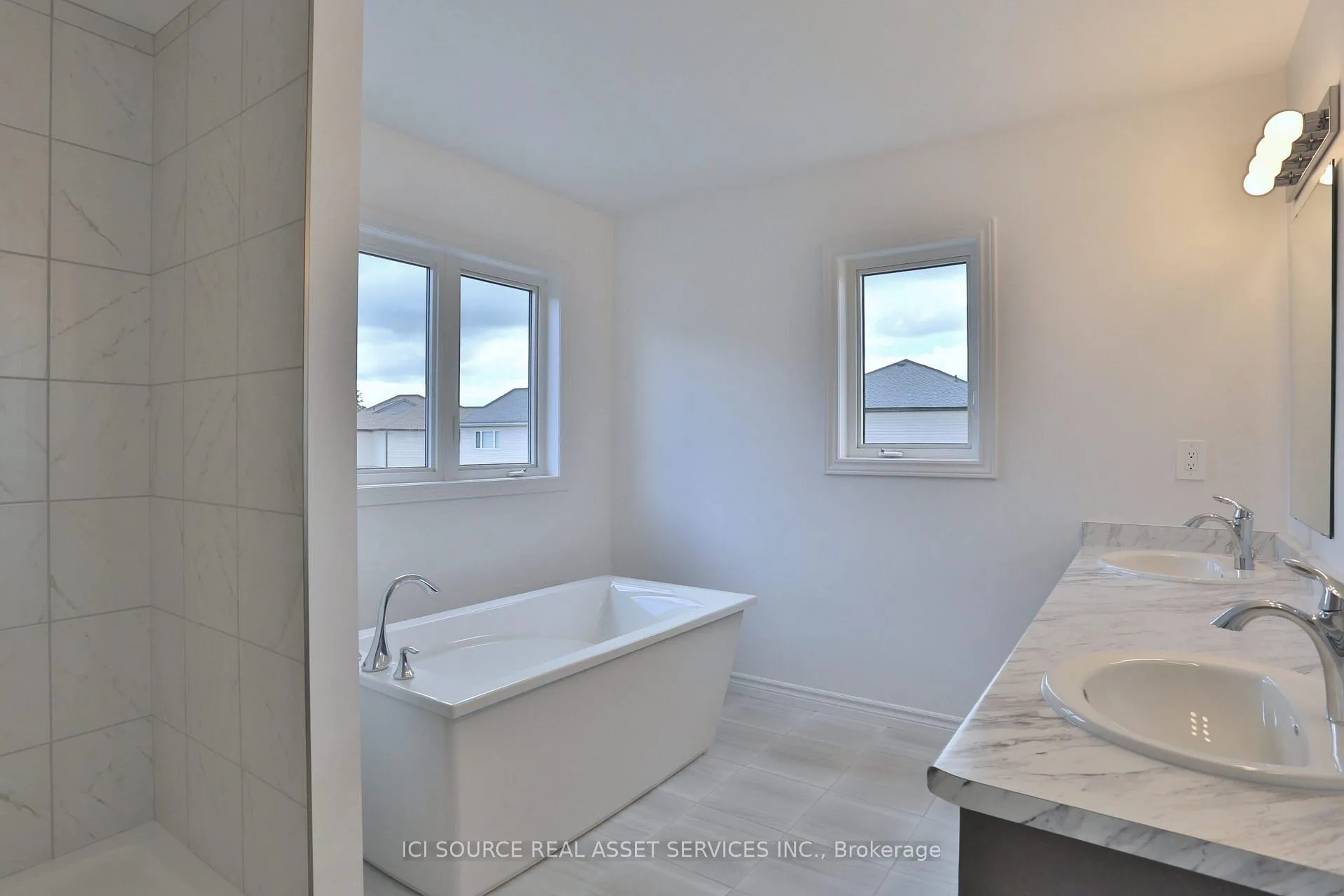 Photo 16 of 31 Rockcliffe Drive, Kitchener — HOMEH