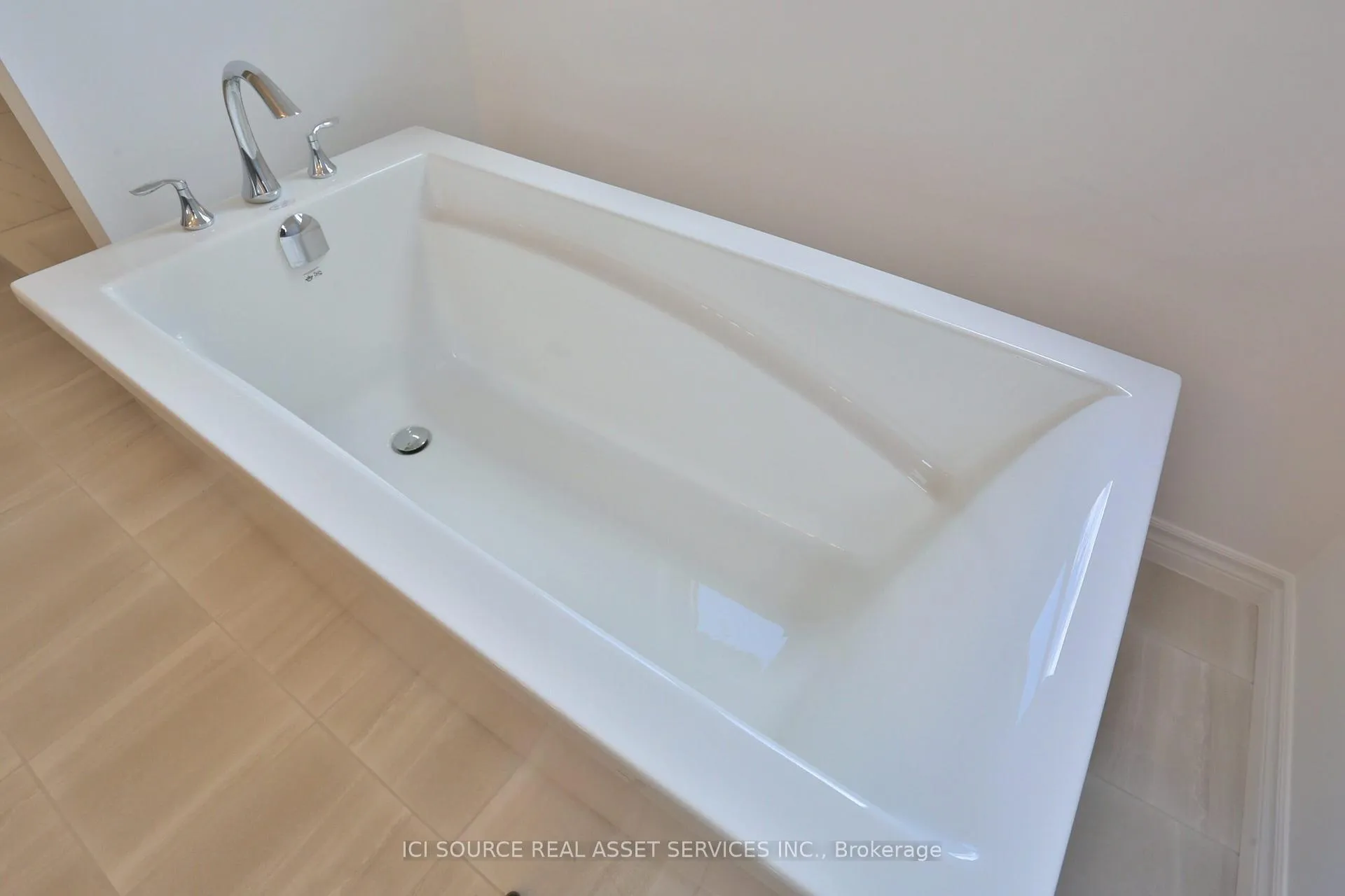 Photo 17 of 31 Rockcliffe Drive, Kitchener — HOMEH