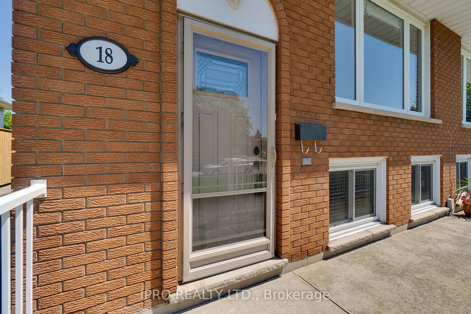 Photo 3 of 18 Costain Court, Hamilton, Fessenden — HOMEH