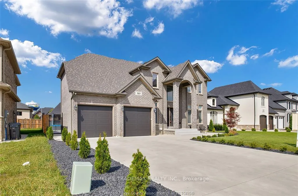 Front of 919 Lakewood Crescent