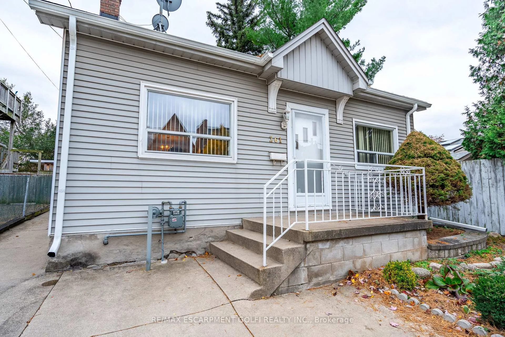 Photo 3 of 261 Jackson Street W, Hamilton, Kirkendall — HOMEH