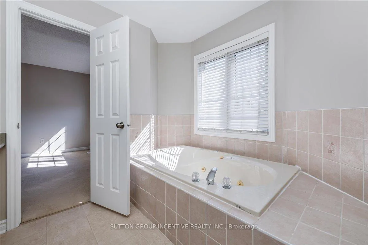 Photo 22 of 40 Livia Herman Way, Barrie, East Bayfield — HOMEH
