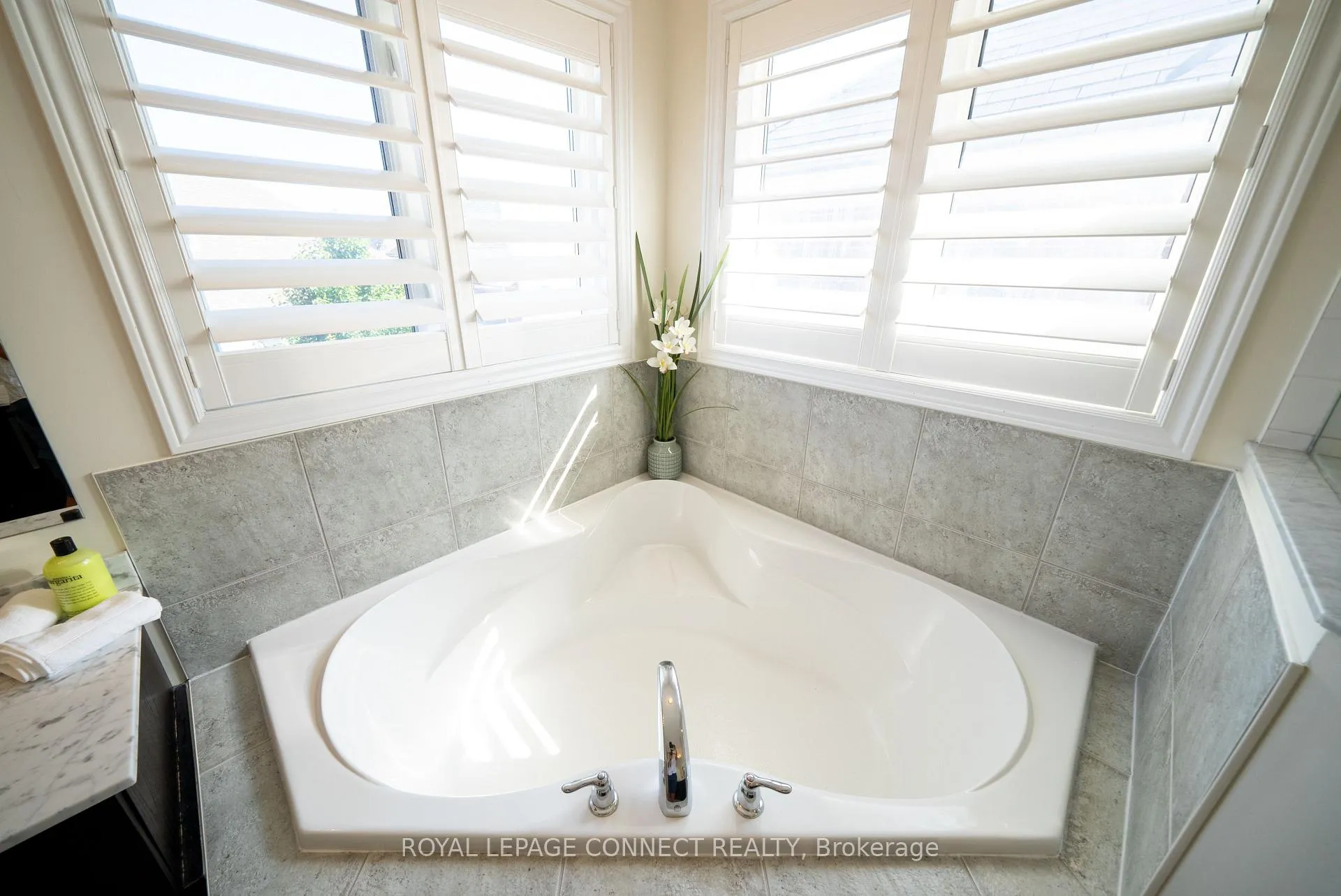 Photo 26 of 18 Kane Crescent, Aurora, Bayview Northeast — HOMEH