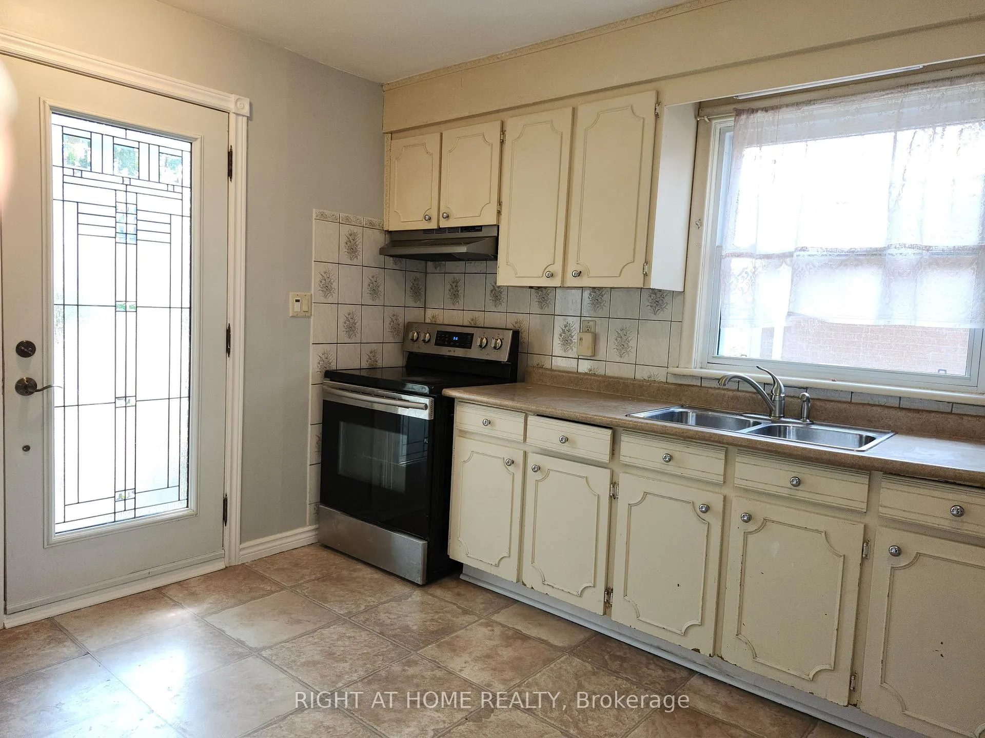 Photo 5 of 81 Maclennan Avenue, Hamilton, Burkholme — HOMEH