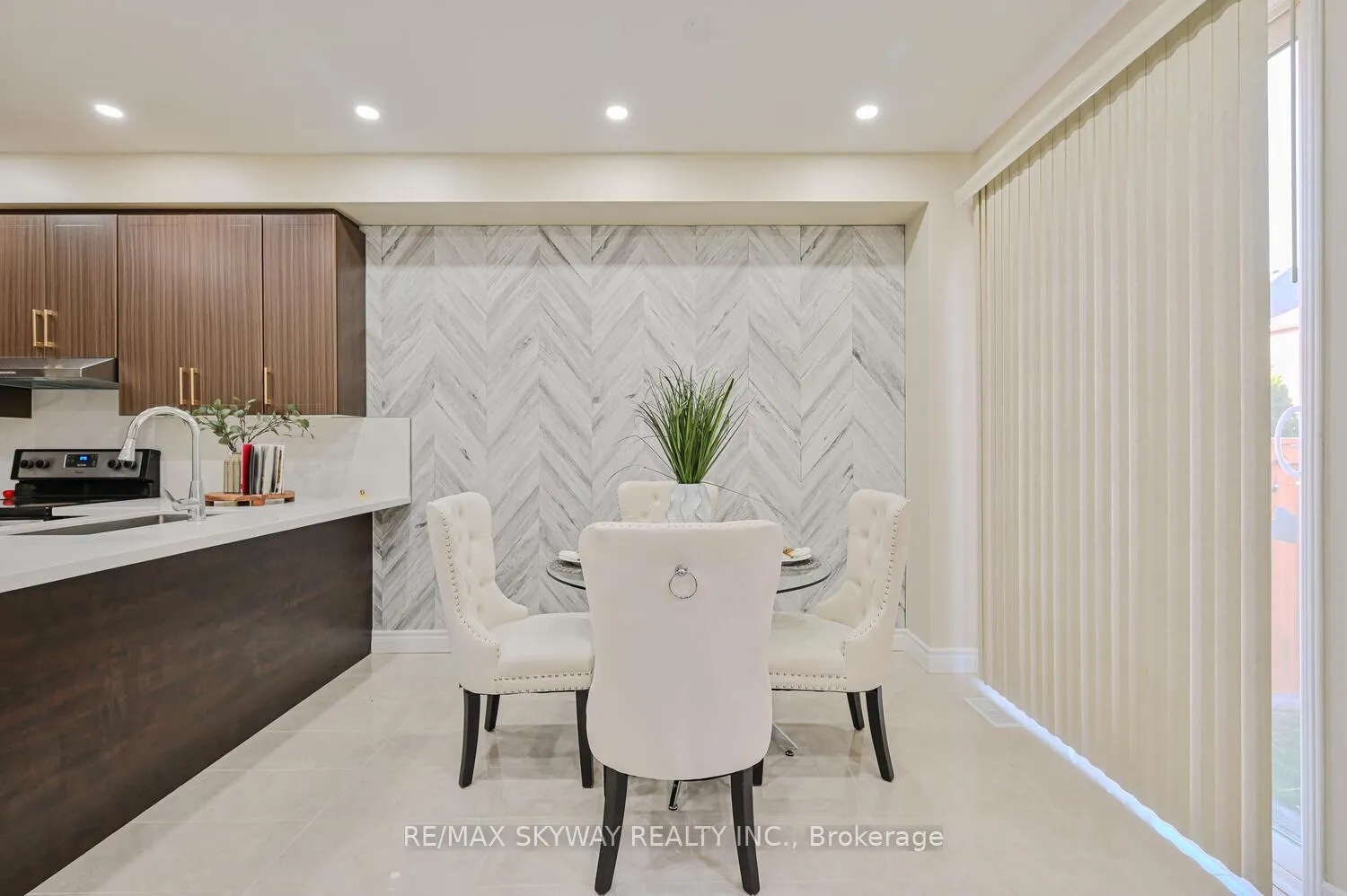 Photo 4 of 166 Sussexvale Drive, Brampton, Sandringham-Wellington — HOMEH