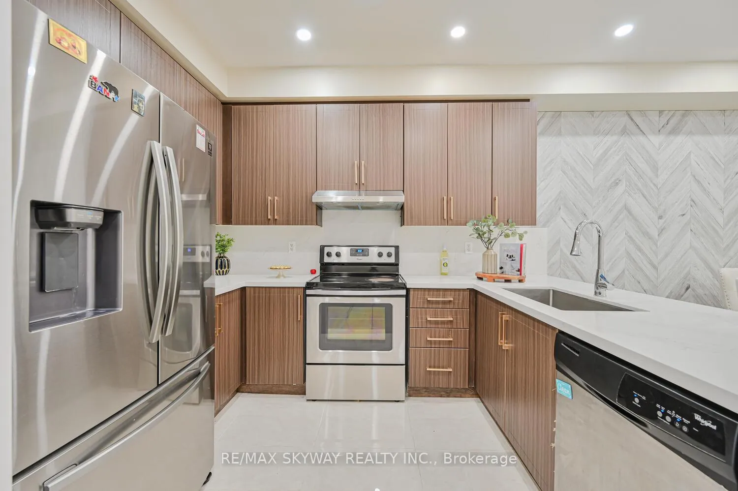 Photo 5 of 166 Sussexvale Drive, Brampton, Sandringham-Wellington — HOMEH