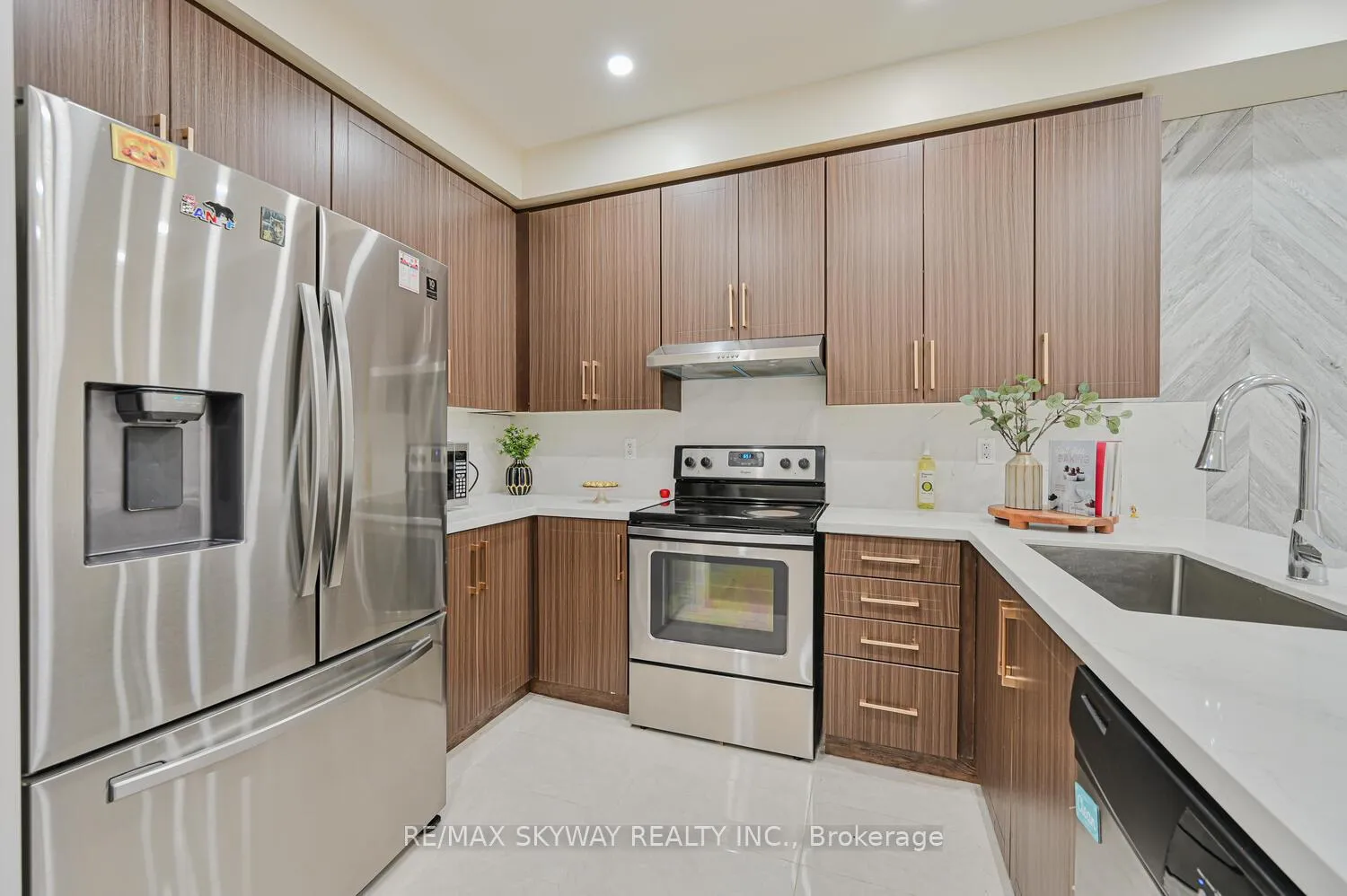 Photo 6 of 166 Sussexvale Drive, Brampton, Sandringham-Wellington — HOMEH
