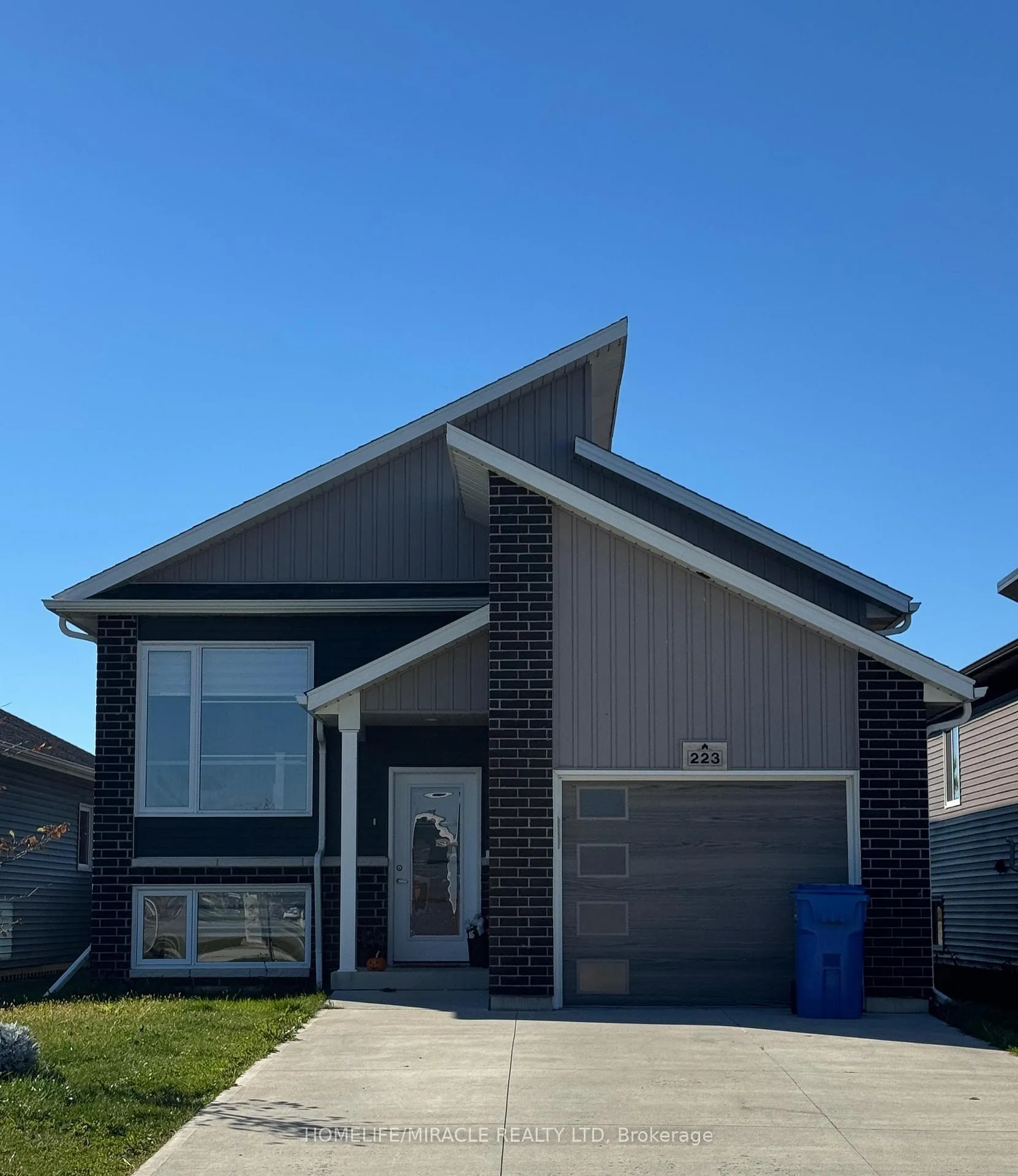 Photo 1 of 223 Manning Drive, Chatham-Kent, Chatham — HOMEH