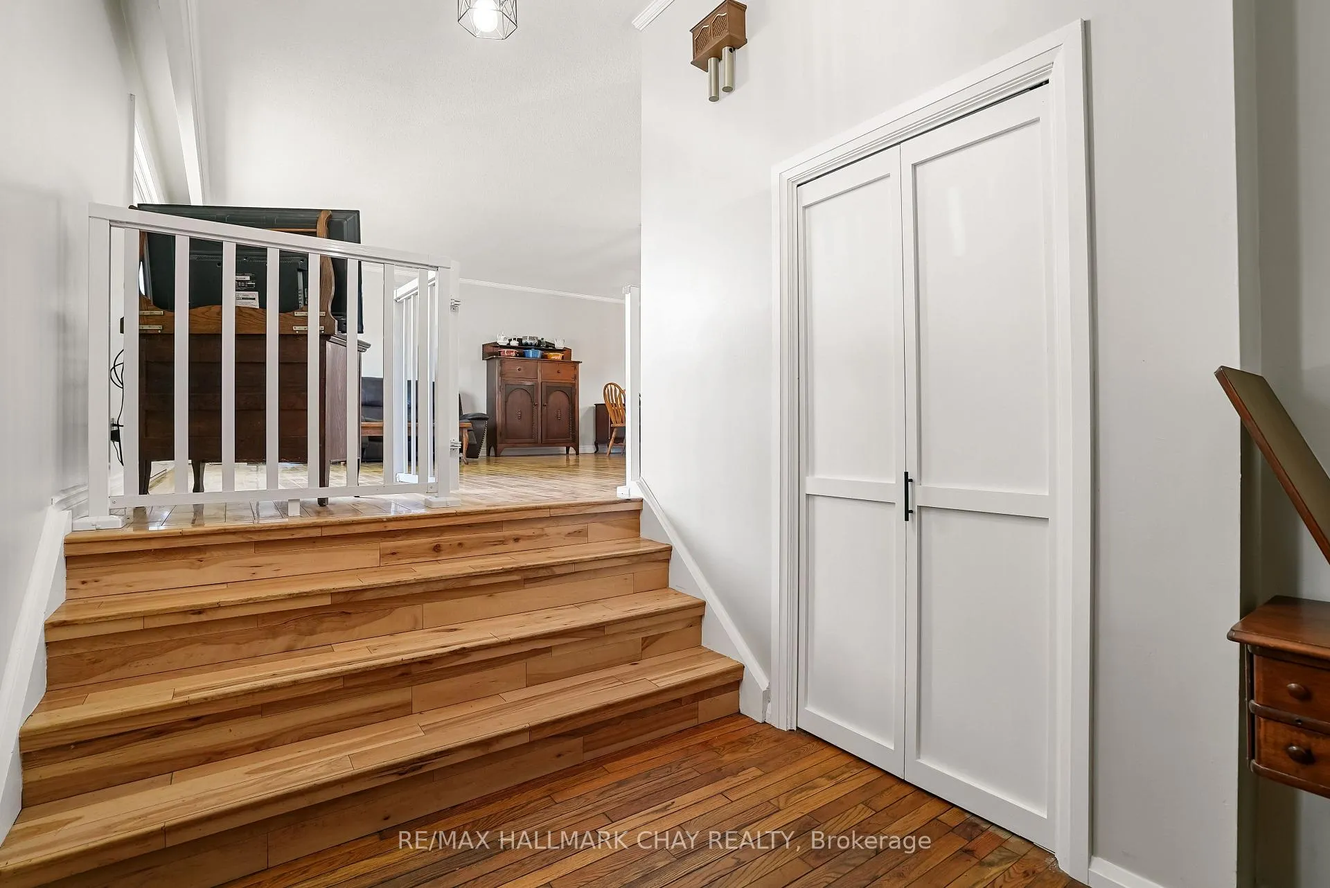 Photo 4 of 18 Centennial Avenue, Springwater, Elmvale — HOMEH