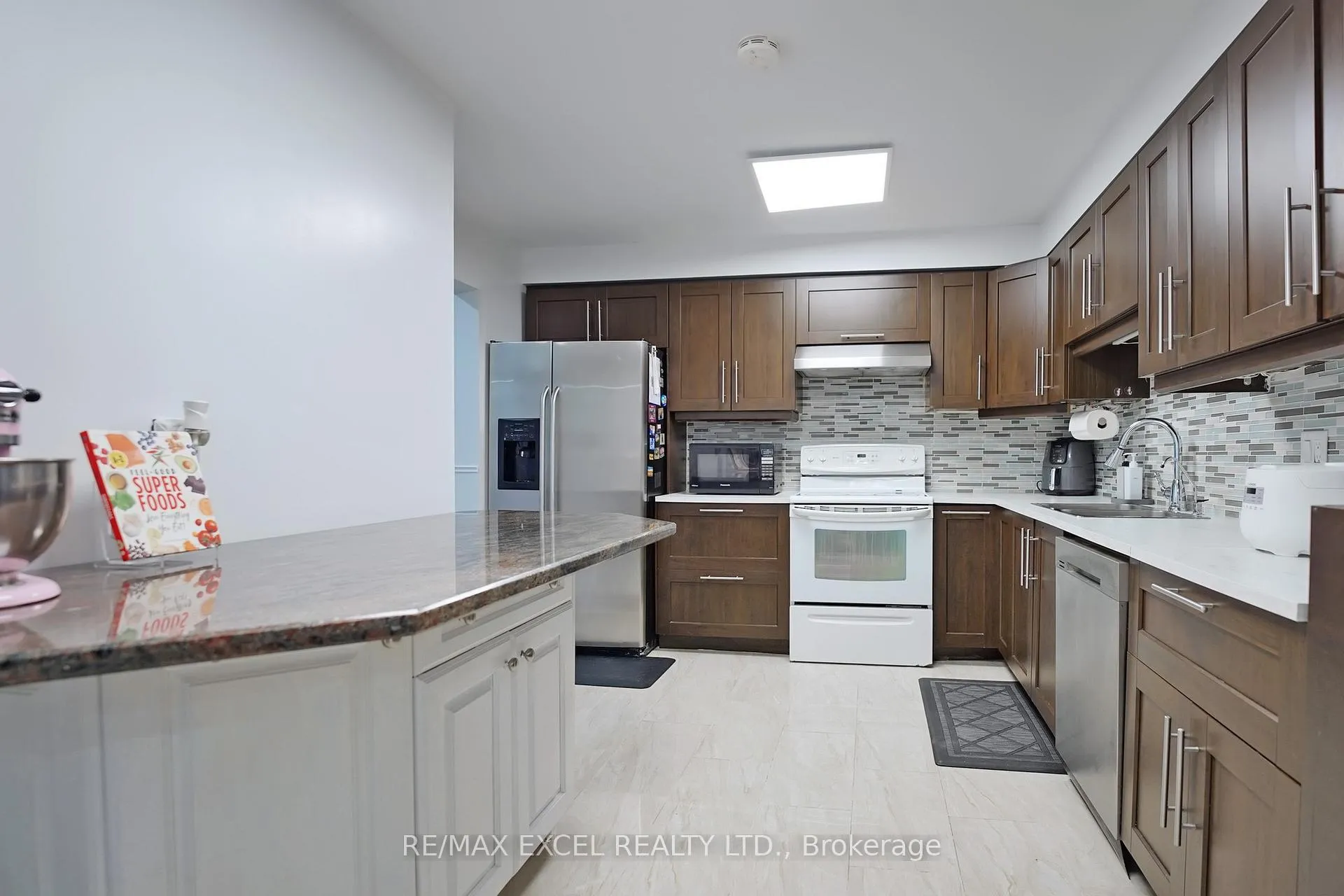 Photo 9 of 398 Bristol Crescent, Oshawa, Vanier — HOMEH