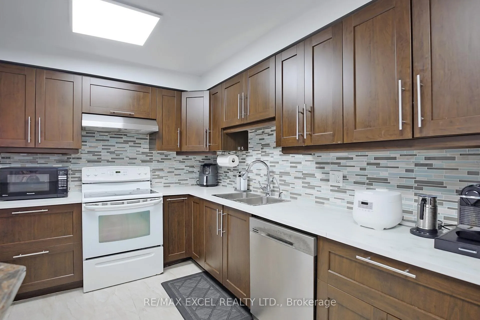 Photo 10 of 398 Bristol Crescent, Oshawa, Vanier — HOMEH
