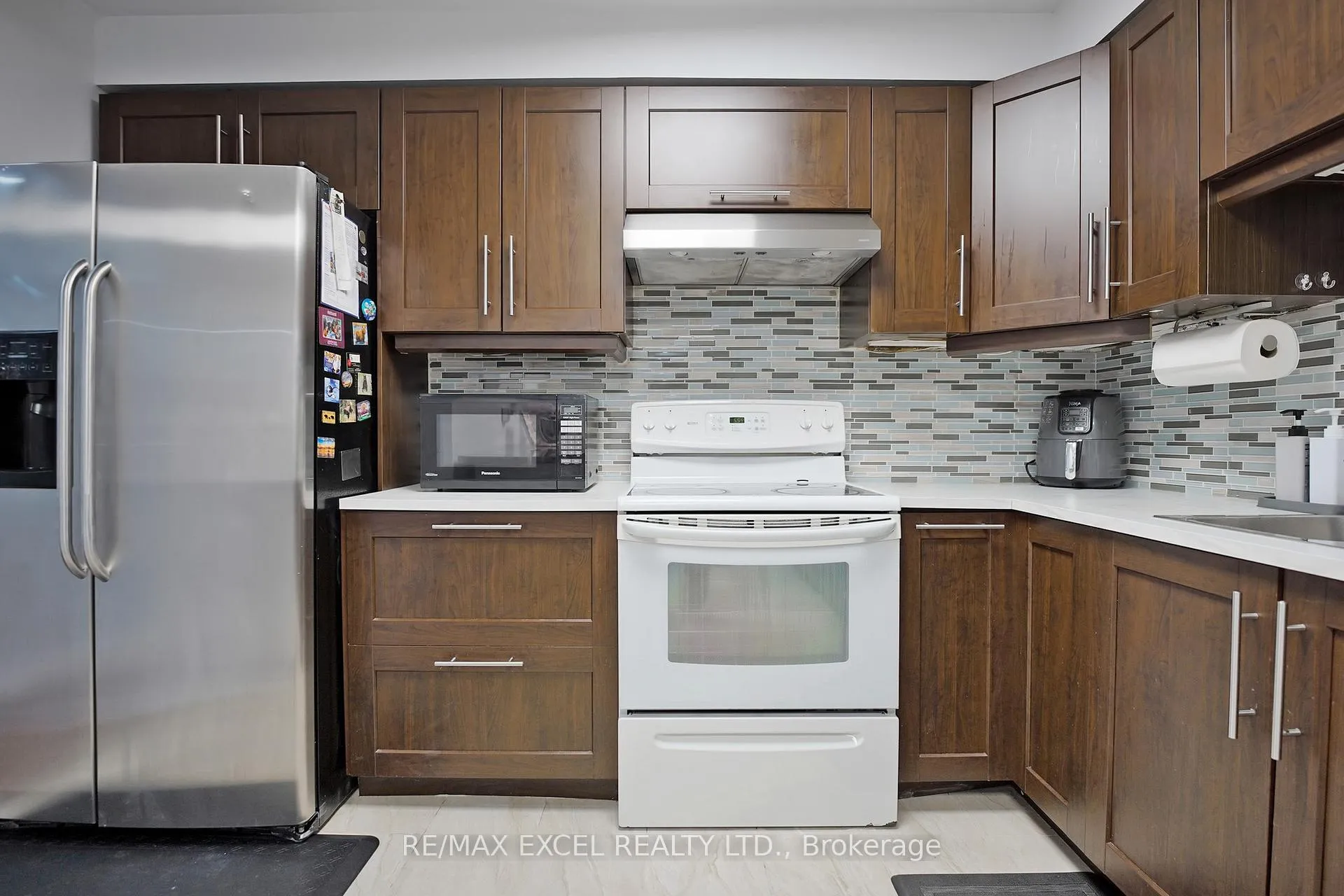 Photo 12 of 398 Bristol Crescent, Oshawa, Vanier — HOMEH