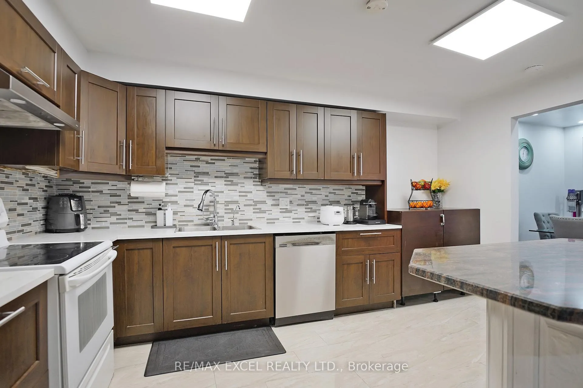 Photo 13 of 398 Bristol Crescent, Oshawa, Vanier — HOMEH