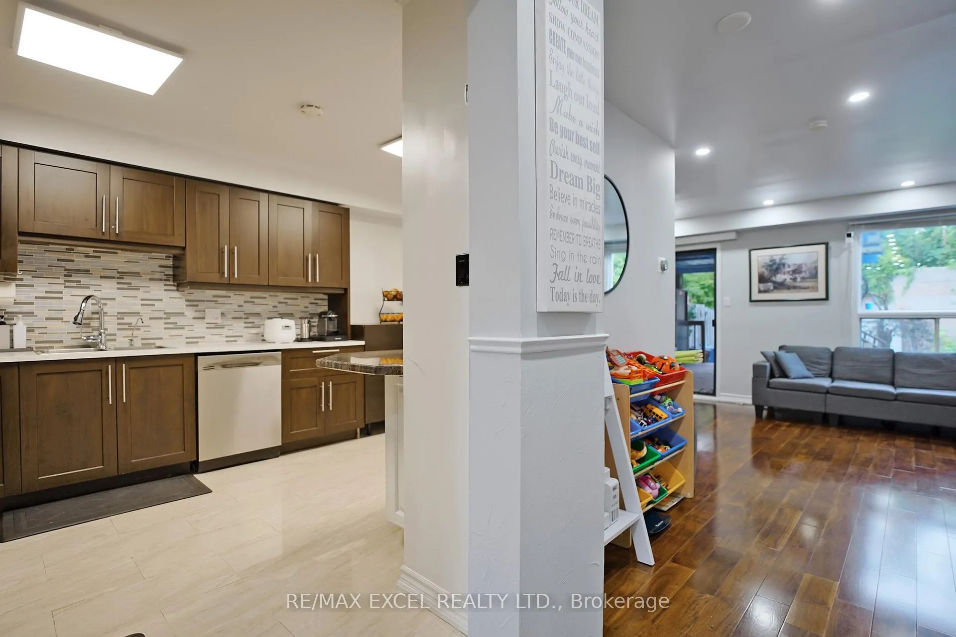 Photo 14 of 398 Bristol Crescent, Oshawa, Vanier — HOMEH