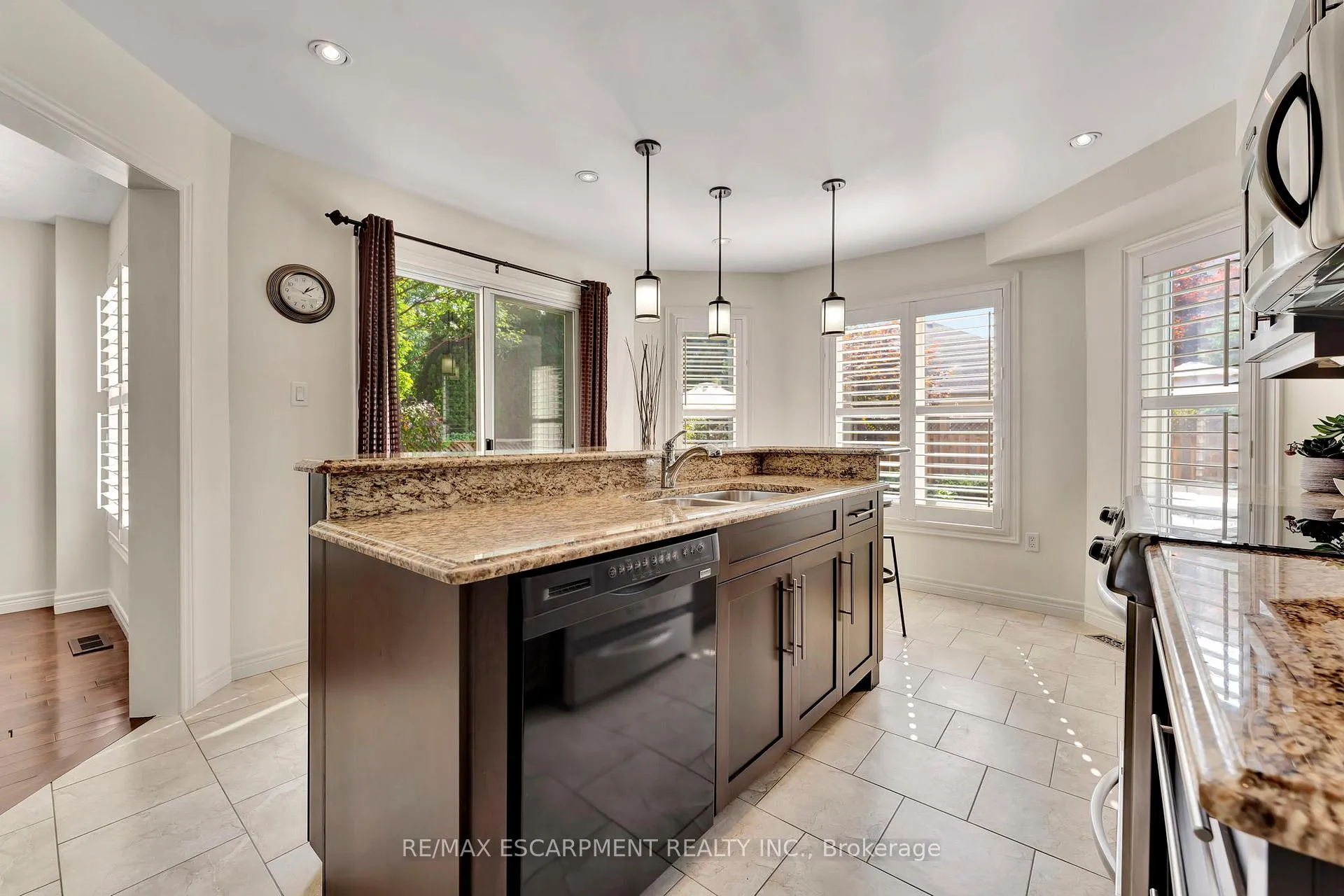 Photo 10 of 19 Falconridge Drive, Hamilton, Carpenter — HOMEH