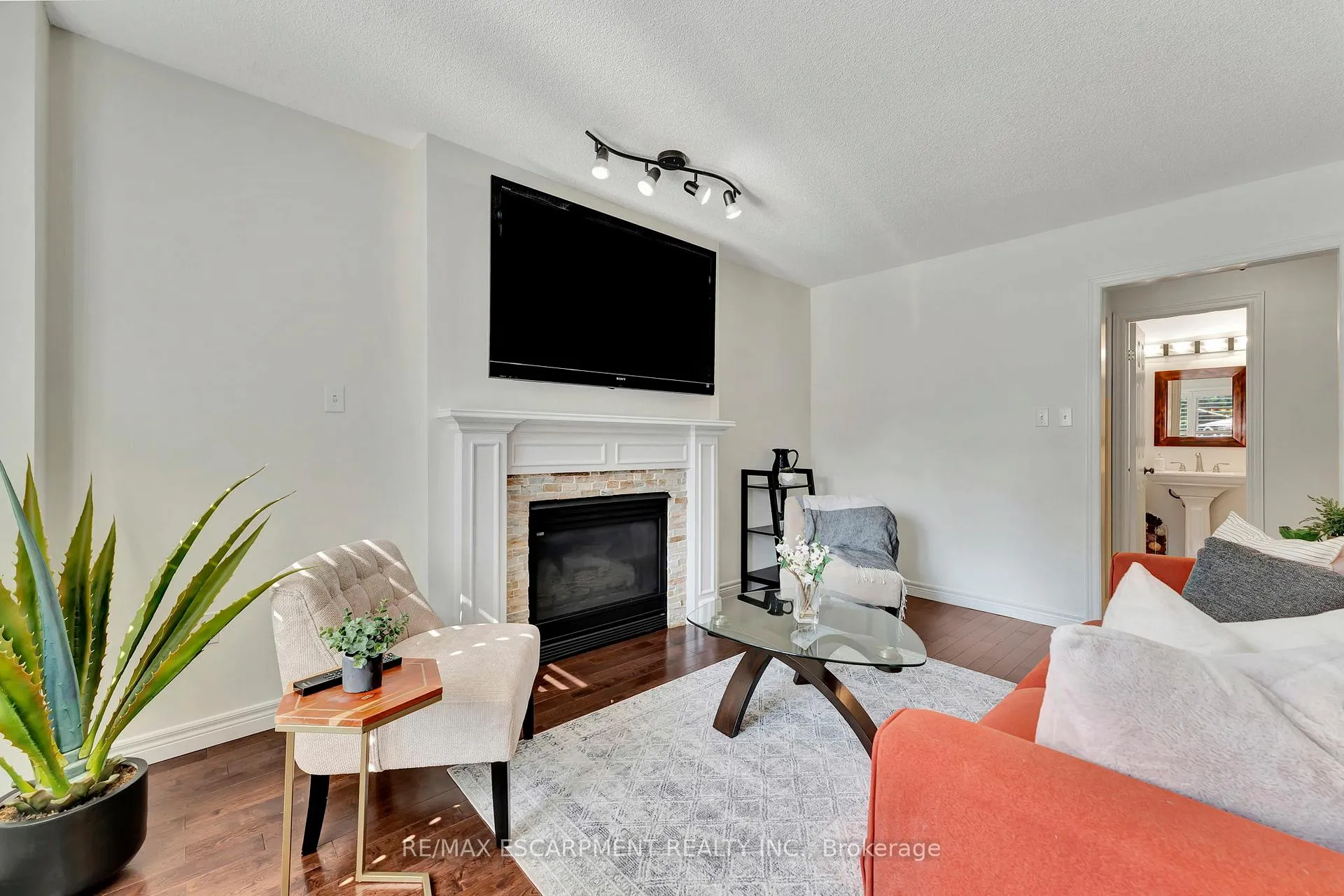 Photo 16 of 19 Falconridge Drive, Hamilton, Carpenter — HOMEH