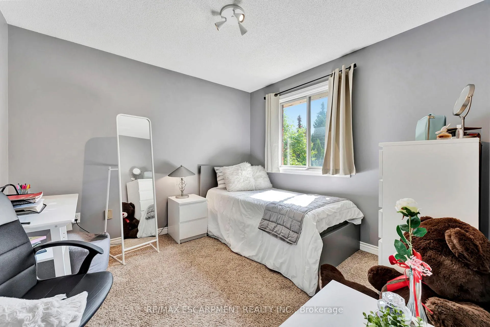 Photo 21 of 19 Falconridge Drive, Hamilton, Carpenter — HOMEH