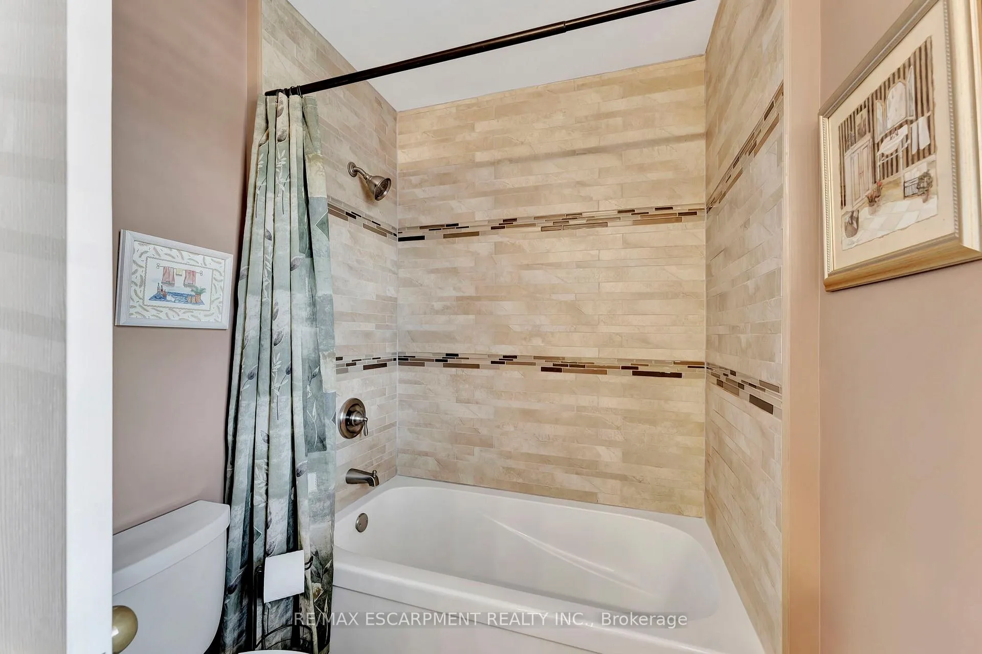 Photo 24 of 19 Falconridge Drive, Hamilton, Carpenter — HOMEH