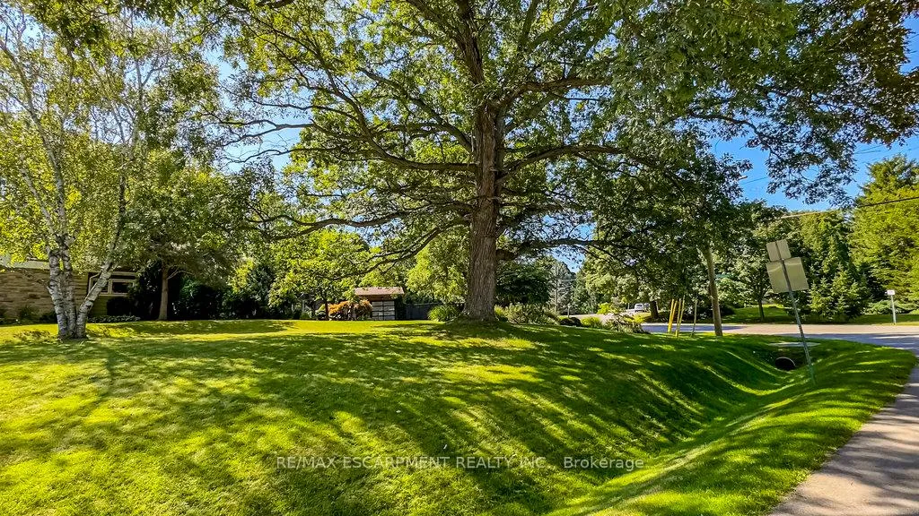 Photo 3 of 858 Montgomery Drive, Hamilton, Ancaster — HOMEH
